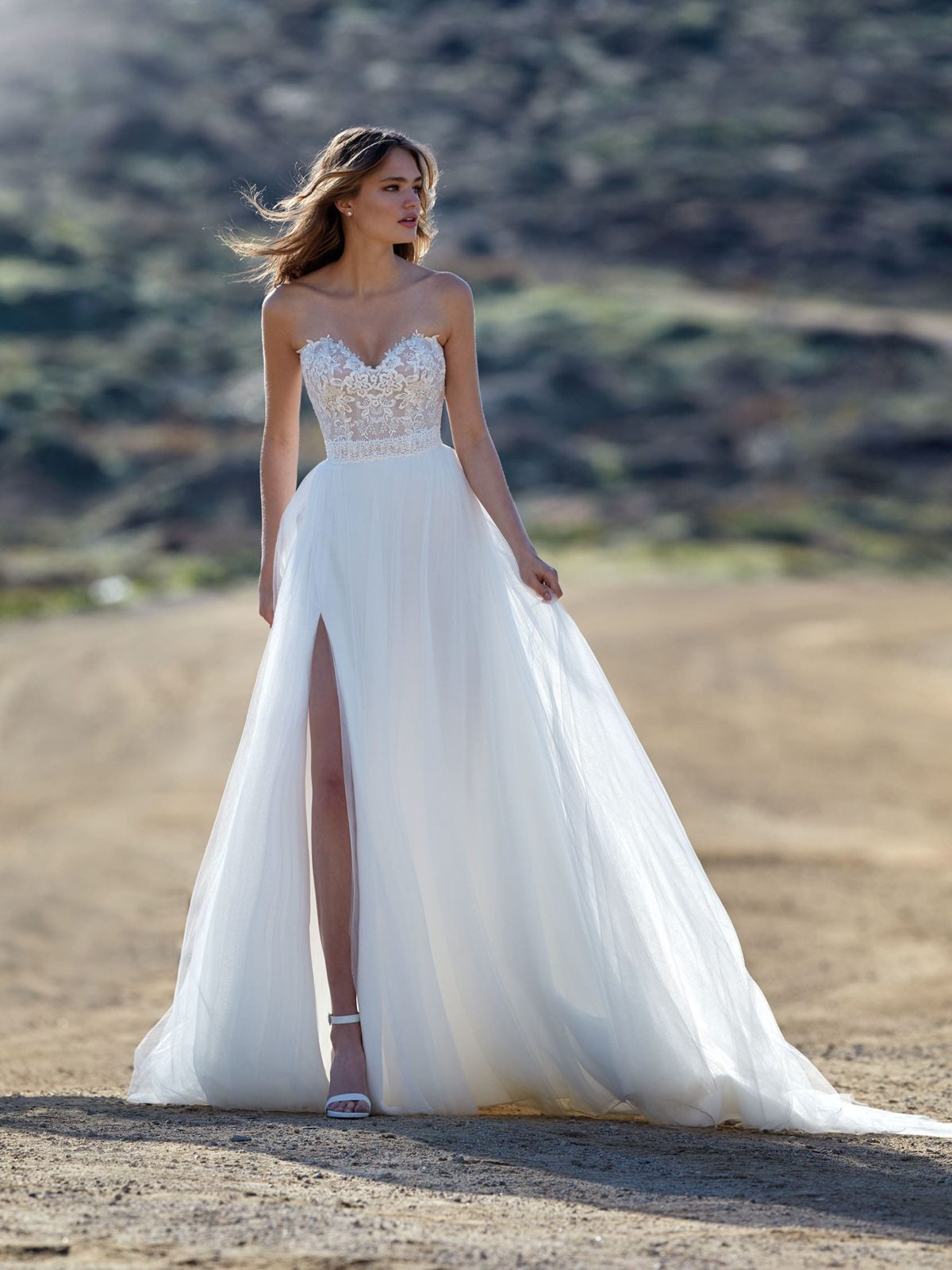 nicoleaurora_brautatelier_ora_AU122BX1.665_brautkleid_offwhite_schulterfrei_herz ausschnitt_rock schlitz_spitze_tüll_vorne_1-min
