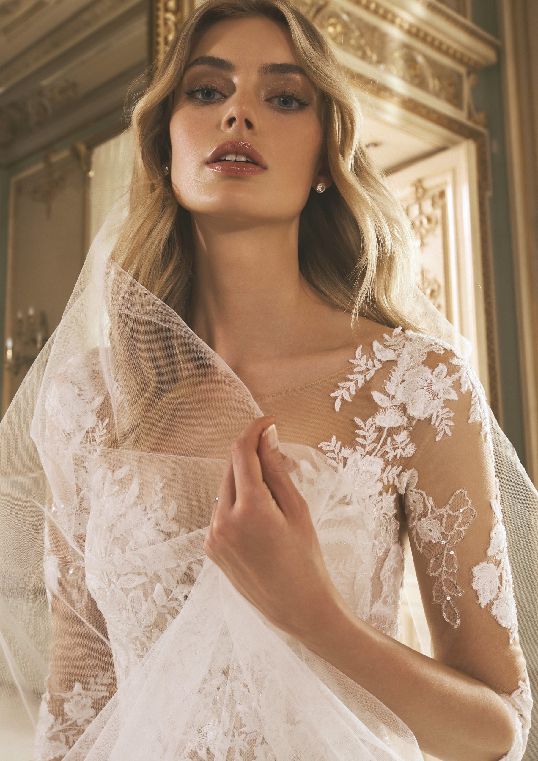 st.patrick_brautatelier ried_pronovias_gulstan_ST122CI1.748_brautkleid_prinzessin_langarm_spitze_glitzertüll_portrait_1-min