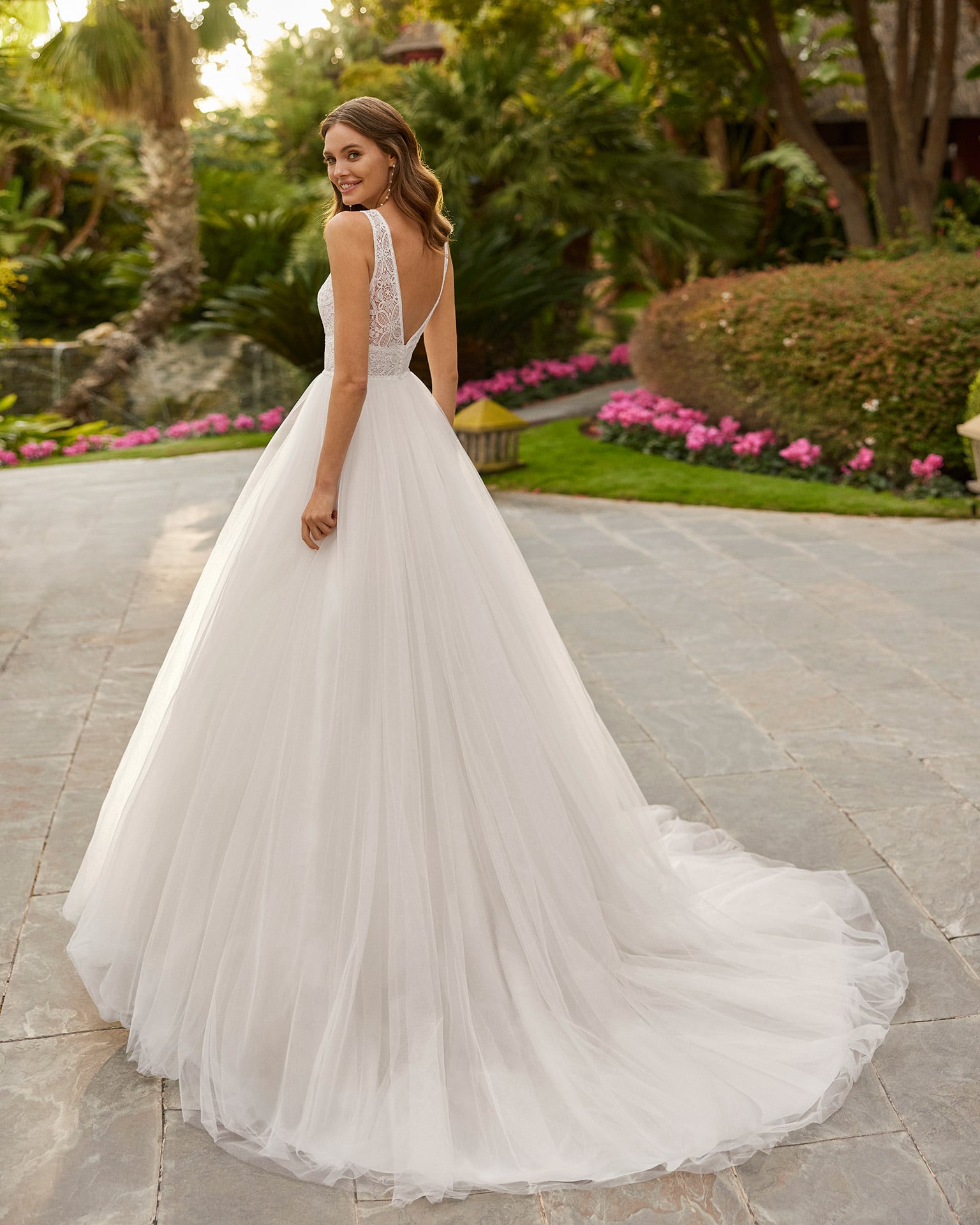 adriana alier_brautatelier ried_hesper_7N140_brautkleid_prinzessin_tuell_spitze_v-ausschnitt_romantisch_glitzer_ivory_ruecken_1-min