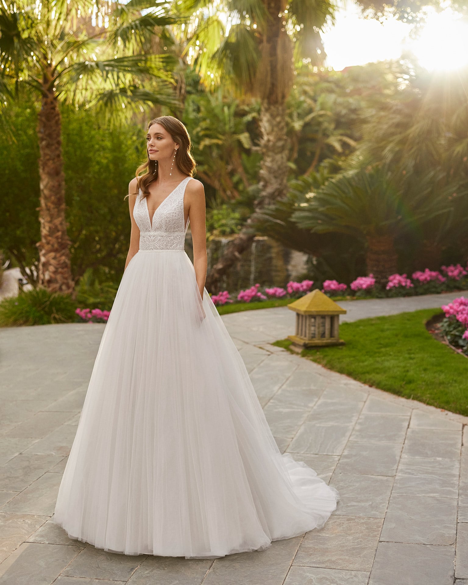 adriana alier_brautatelier ried_hesper_7N140_brautkleid_prinzessin_tuell_spitze_v-ausschnitt_romantisch_glitzer_ivory_vorne_1-min