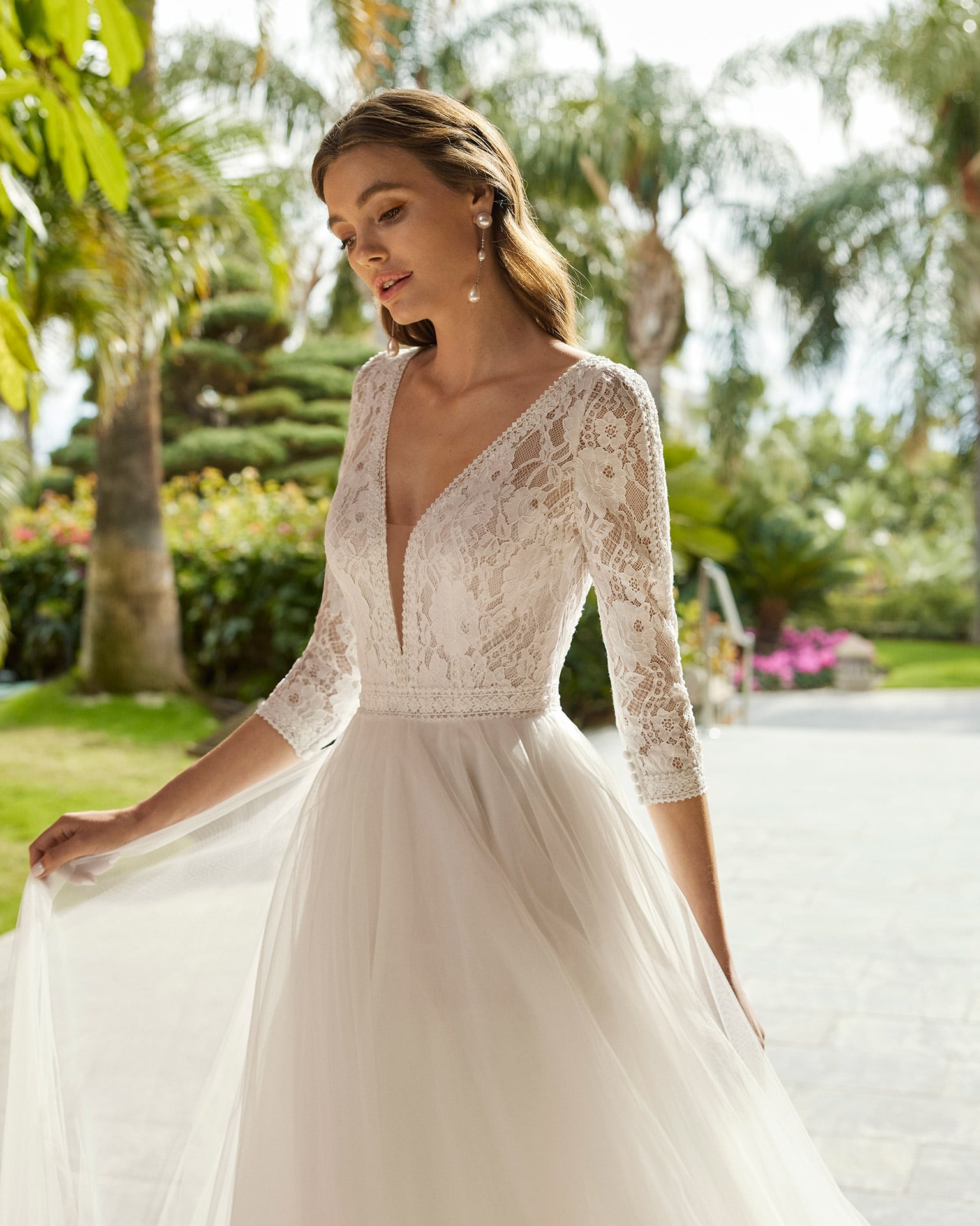 adriana alier_brautatelier ried_hirune_7N147_brautkleid_prinzessin_tuell_spitze_langarm_v-ausschnitt_ivory_details_1-min