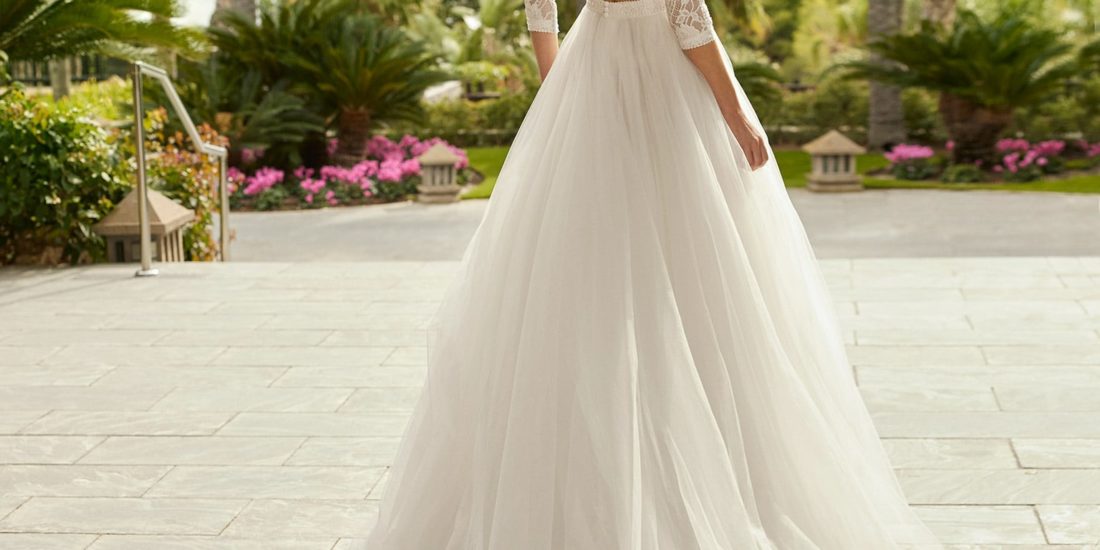 adriana alier_brautatelier ried_hirune_7N147_brautkleid_prinzessin_tuell_spitze_langarm_v-ausschnitt_ivory_ruecken_1-min
