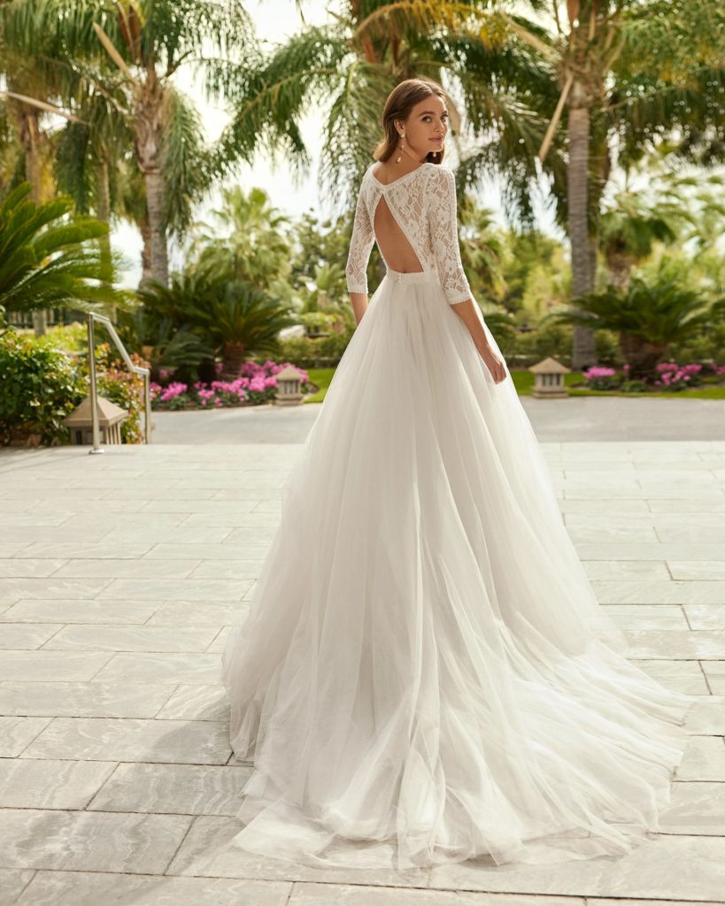 adriana alier_brautatelier ried_hirune_7N147_brautkleid_prinzessin_tuell_spitze_langarm_v-ausschnitt_ivory_ruecken_1-min