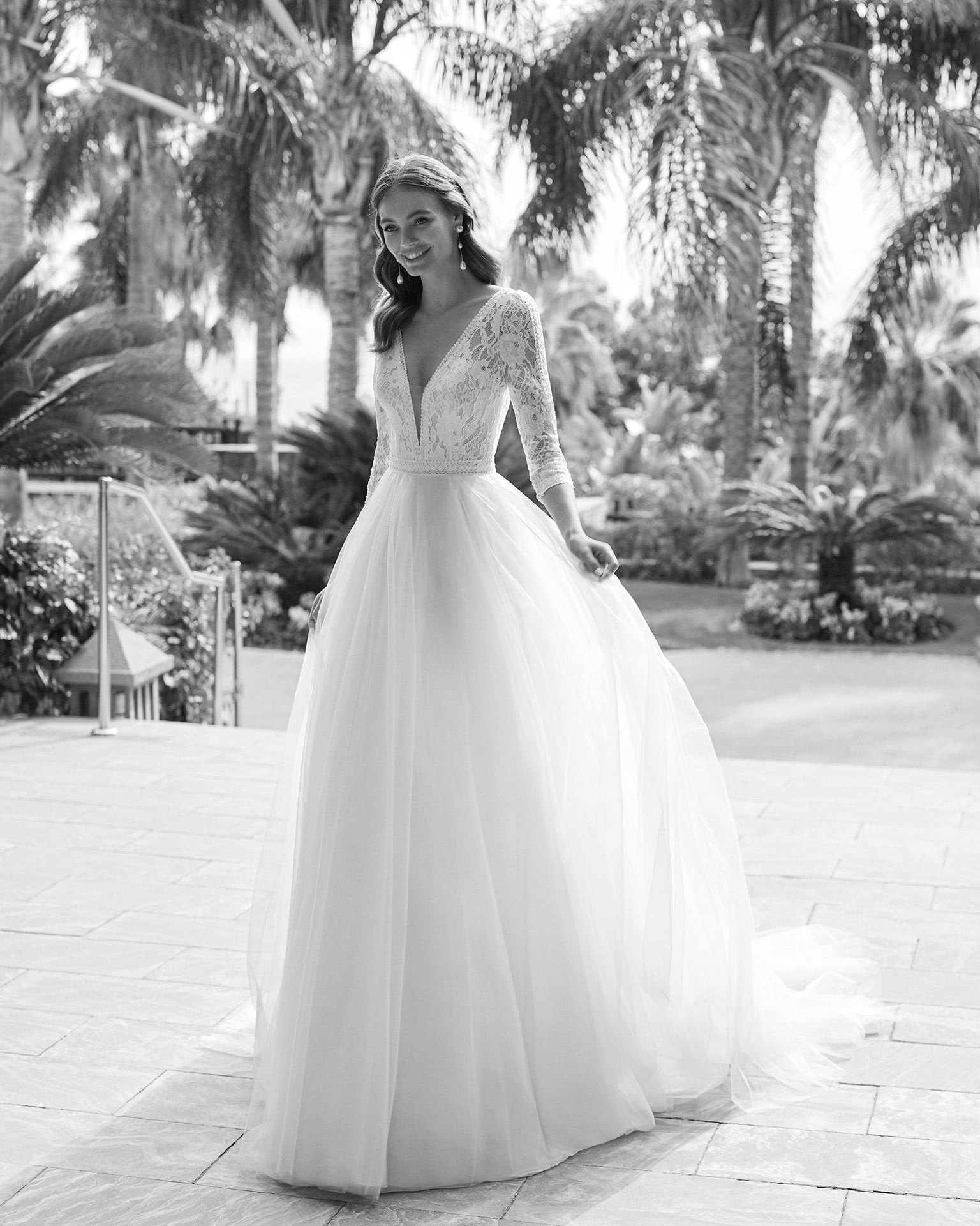 adriana alier_brautatelier ried_hirune_7N147_brautkleid_prinzessin_tuell_spitze_langarm_v-ausschnitt_ivory_vorne_sw_1-min