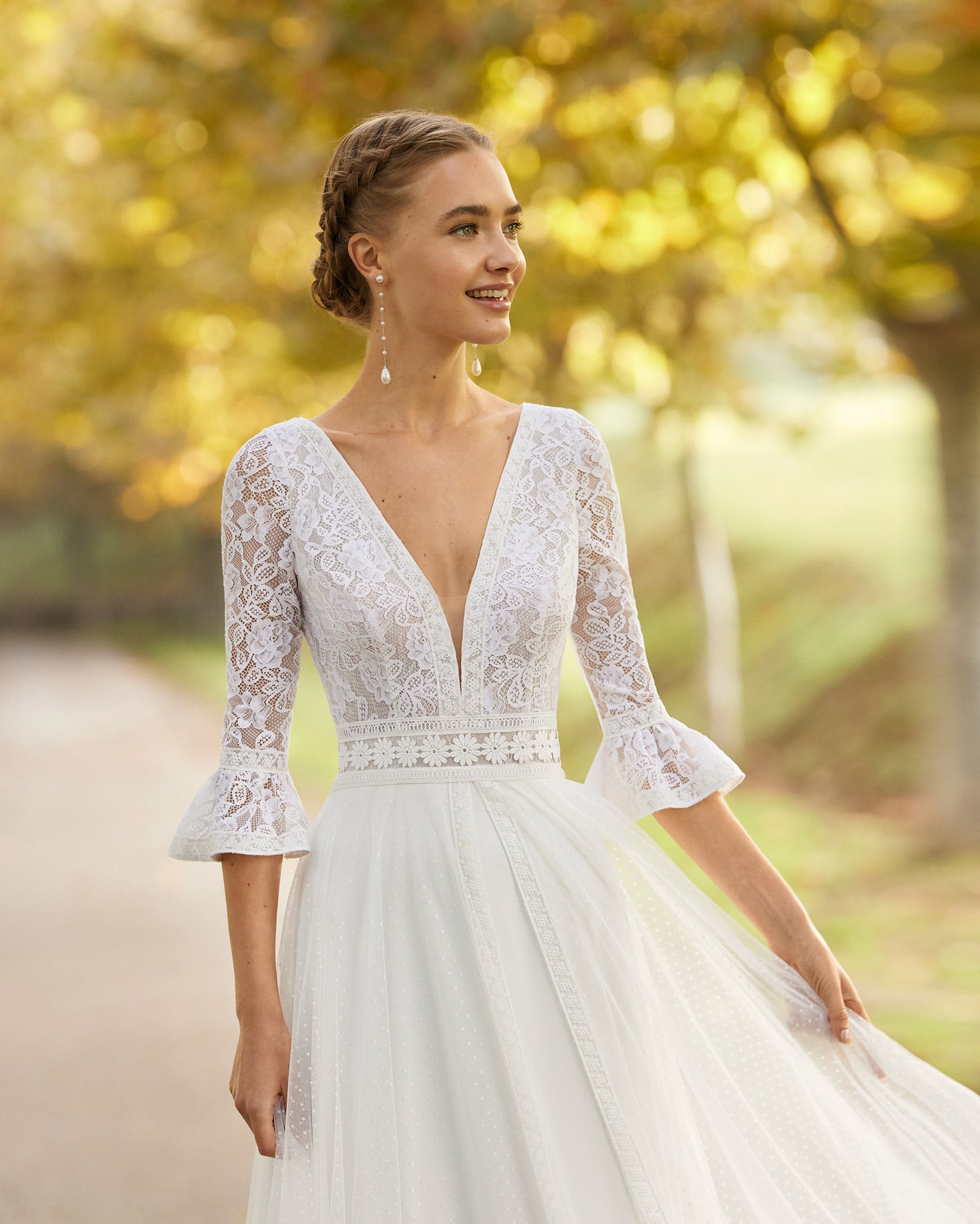 alma novia_brautatelier ried_romy_7B133_brautkleid_boho_puenktchentuell_v-ausschnitt_a-linie_ivory_details_1-min