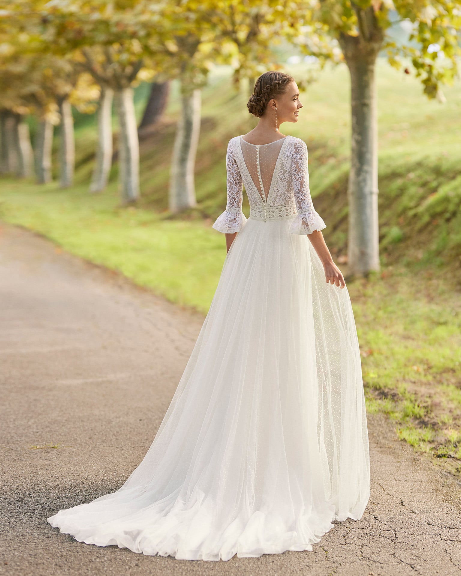 alma novia_brautatelier ried_romy_7B133_brautkleid_boho_puenktchentuell_v-ausschnitt_a-linie_ivory_ruecken_1-min
