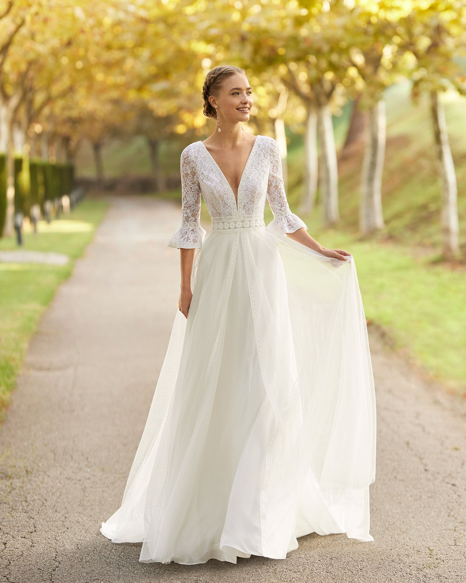 alma novia_brautatelier ried_romy_7B133_brautkleid_boho_puenktchentuell_v-ausschnitt_a-linie_ivory_vorne_1-min