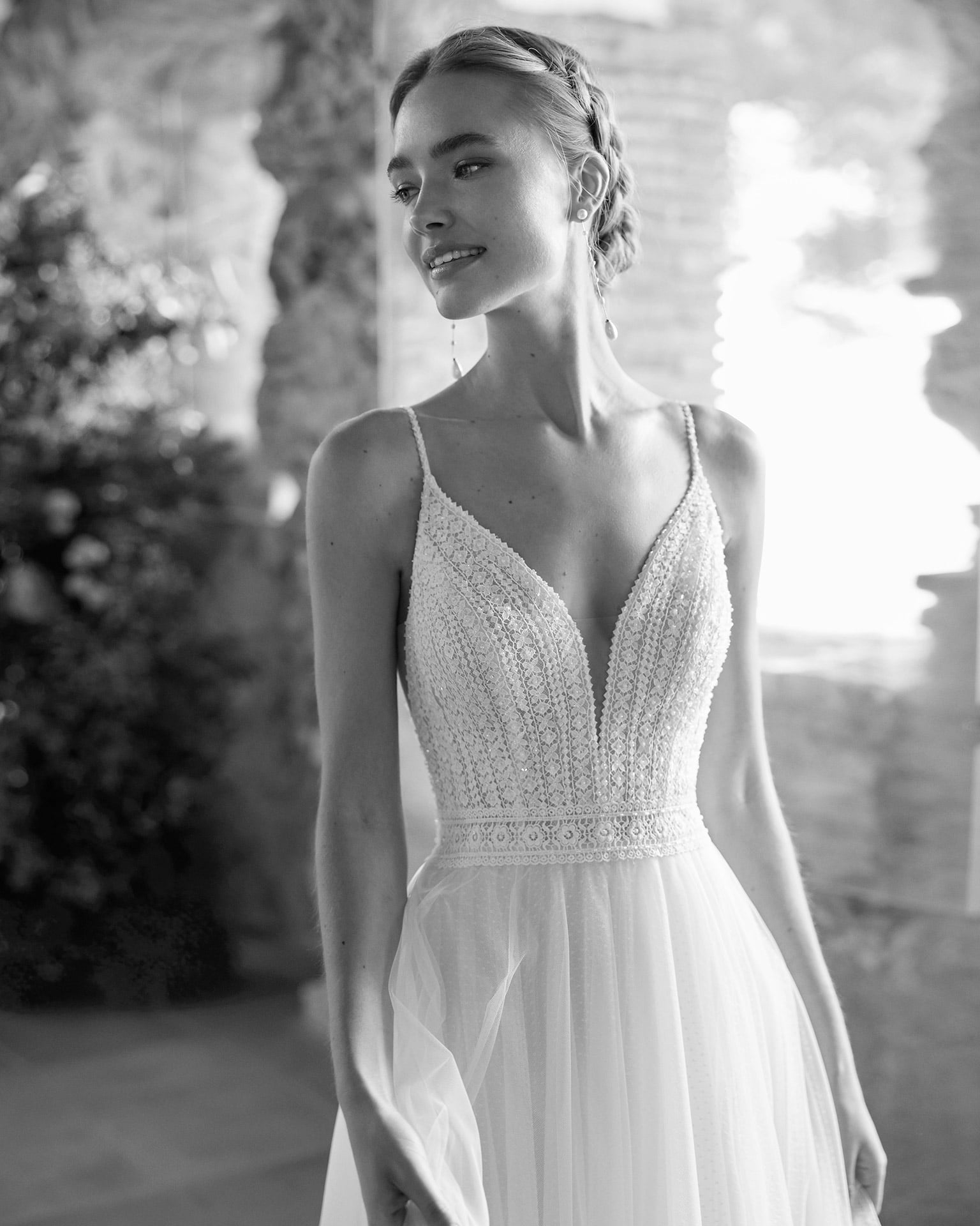 alma novia_brautatelier ried_rufina_7B143_brautkleid_vintage_prinzessin_tuell_v-ausschnitt_spaghettitraeger_a-linie_spitze_ivory_details_sw_1-min