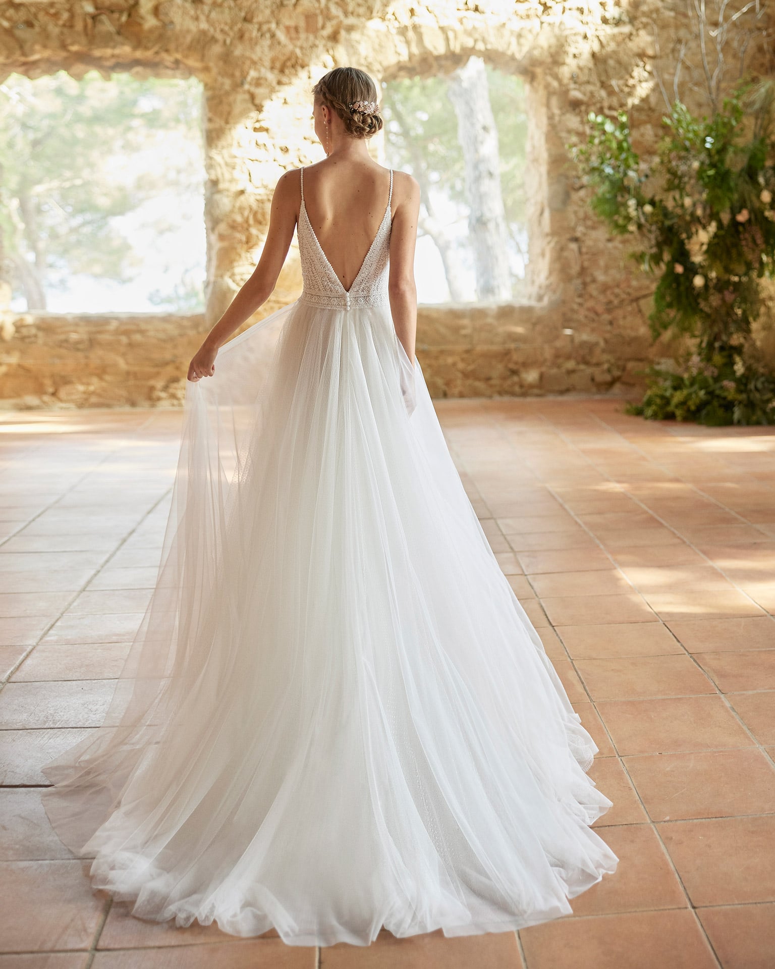 alma novia_brautatelier ried_rufina_7B143_brautkleid_vintage_prinzessin_tuell_v-ausschnitt_spaghettitraeger_a-linie_spitze_ivory_ruecken_1-min