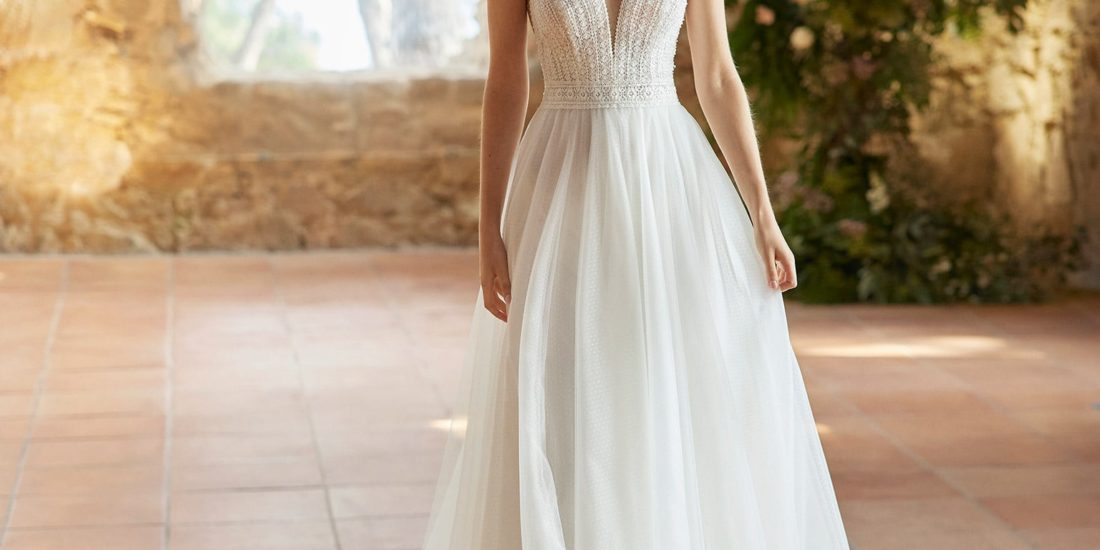 alma novia_brautatelier ried_rufina_7B143_brautkleid_vintage_prinzessin_tuell_v-ausschnitt_spaghettitraeger_a-linie_spitze_ivory_vorne_1-min