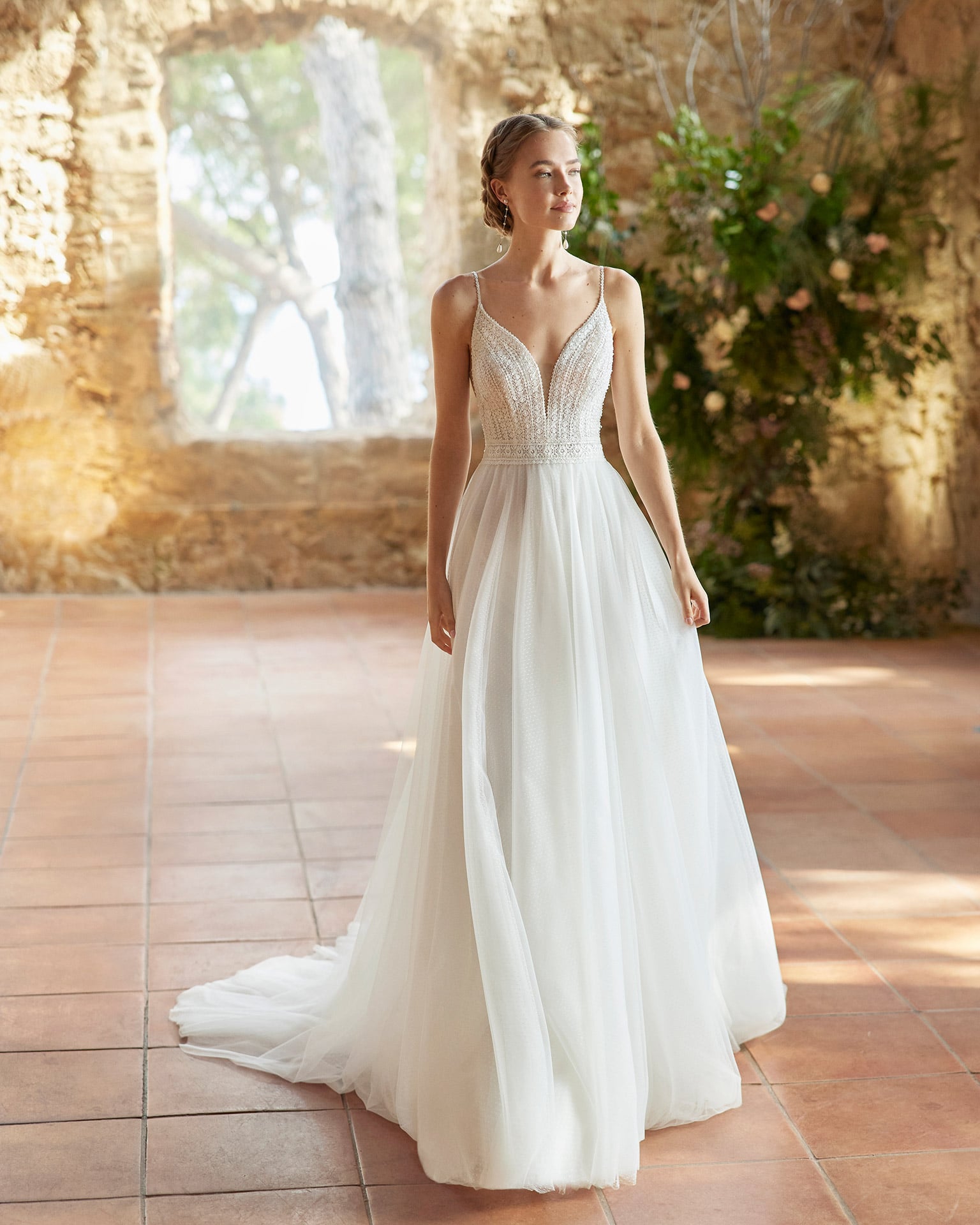 alma novia_brautatelier ried_rufina_7B143_brautkleid_vintage_prinzessin_tuell_v-ausschnitt_spaghettitraeger_a-linie_spitze_ivory_vorne_1-min