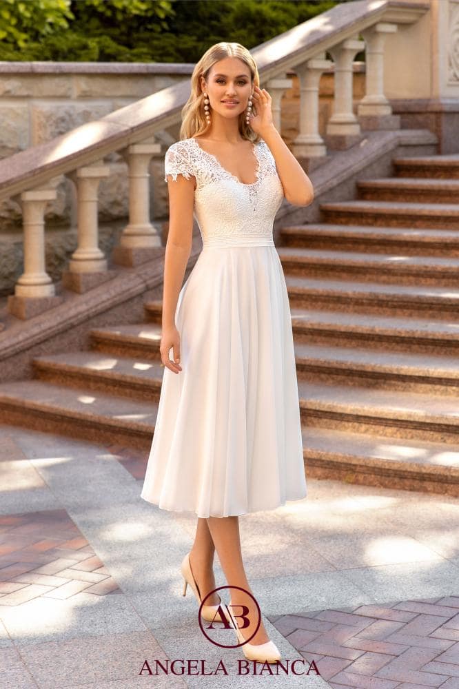 angela bianca_brautatelier ried_1042_brautkleid_kurz_standesamt_chiffon_spitze_aermel_vintage_ivory_vorne_1-min