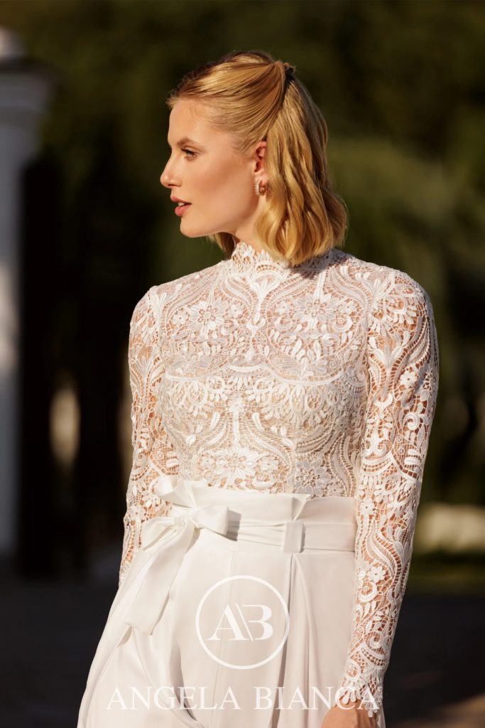 angela bianca_brautatelier ried_1123_oberteil_langarm mit spitze_kom bination hose_vorne_detail-min