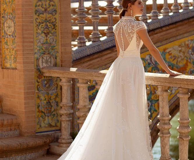 daniela di morino_brautatelier ried_6383_brautkleid_bolero_prinzessin_a-linie_spaghettitraeger_satin_spitze_ivory_tuell_ruecken_1-min