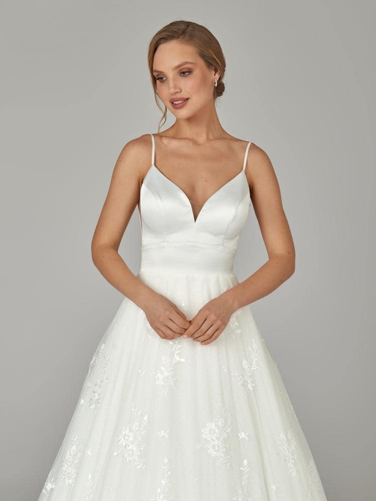 daniela di morino_brautatelier ried_6383_brautkleid_prinzessin_a-linie_spaghettitraeger_satin_spitze_ivory_tuell_details_1-min