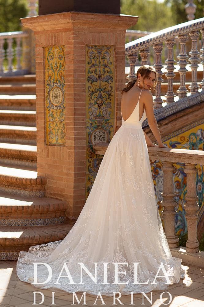 daniela di morino_brautatelier ried_6383_brautkleid_prinzessin_a-linie_spaghettitraeger_satin_spitze_ivory_tuell_ruecken_1-min
