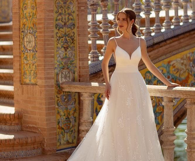 daniela di morino_brautatelier ried_6383_brautkleid_prinzessin_a-linie_spaghettitraeger_satin_spitze_ivory_tuell_vorne_1-min