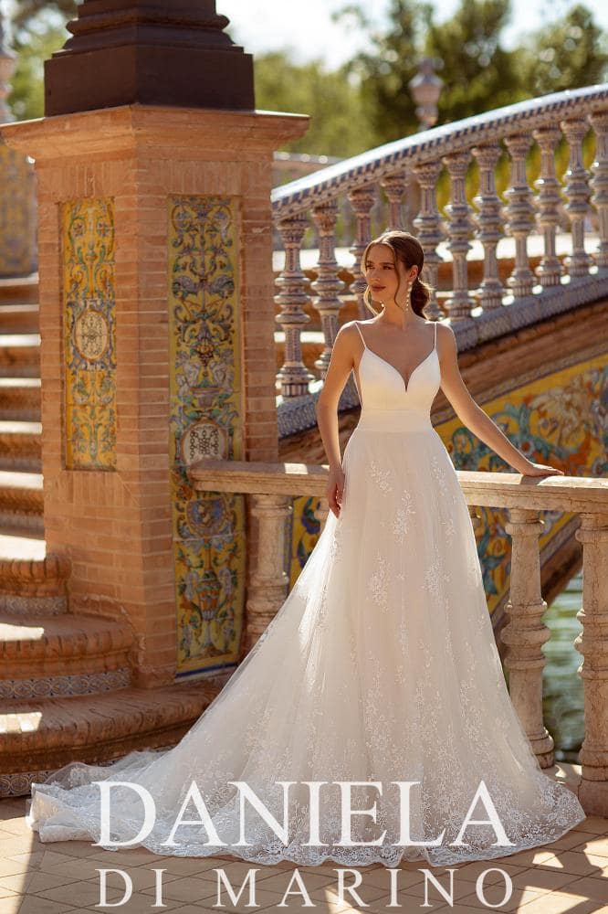 daniela di morino_brautatelier ried_6383_brautkleid_prinzessin_a-linie_spaghettitraeger_satin_spitze_ivory_tuell_vorne_1-min