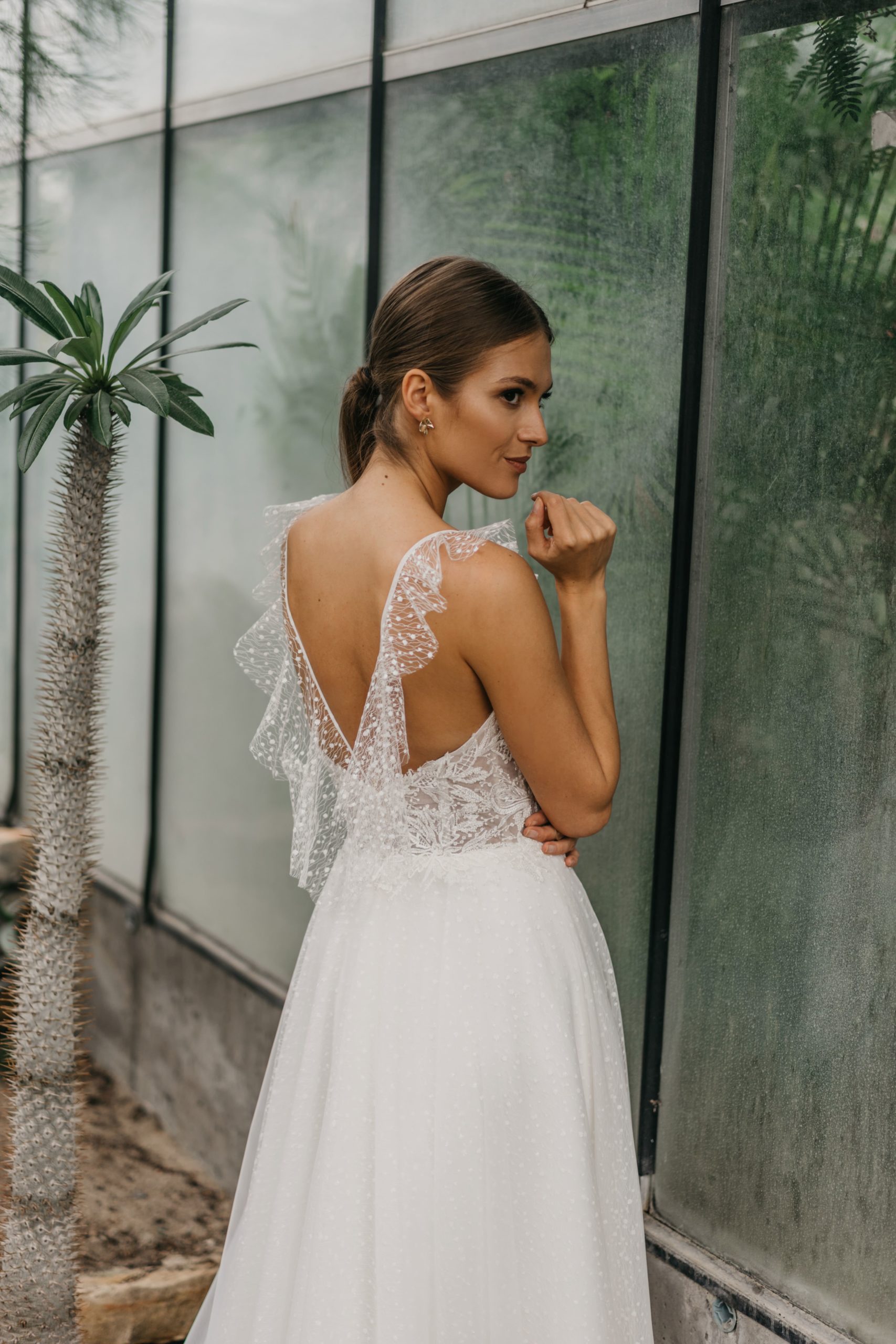 eliana kresa_brautatelier ried_beja_brautkleid_vintage_all-over-spitze_a-linie_spaghettitraeger_tuell_glitzer_ivory_details_ruecken_-min