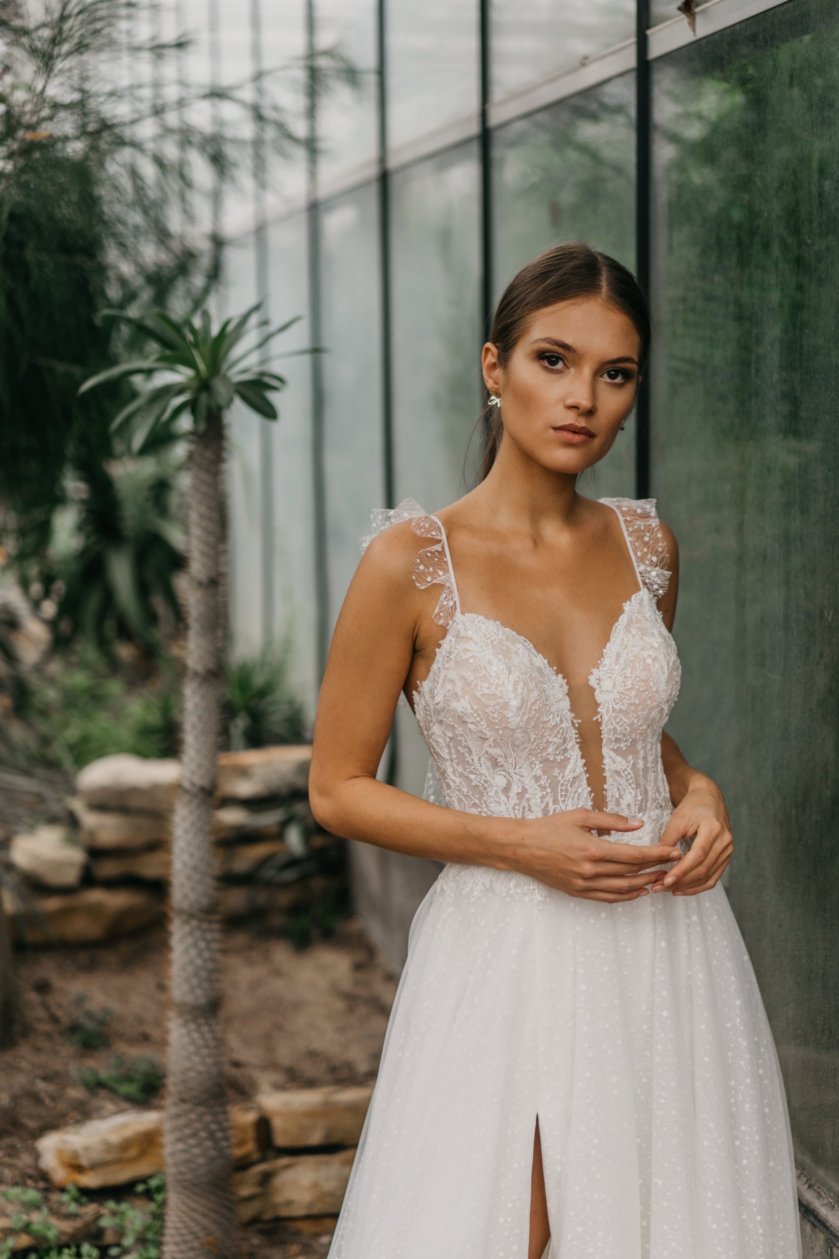 eliana kresa_brautatelier ried_beja_brautkleid_vintage_all-over-spitze_a-linie_spaghettitraeger_tuell_glitzer_ivory_details_vorne_1-min