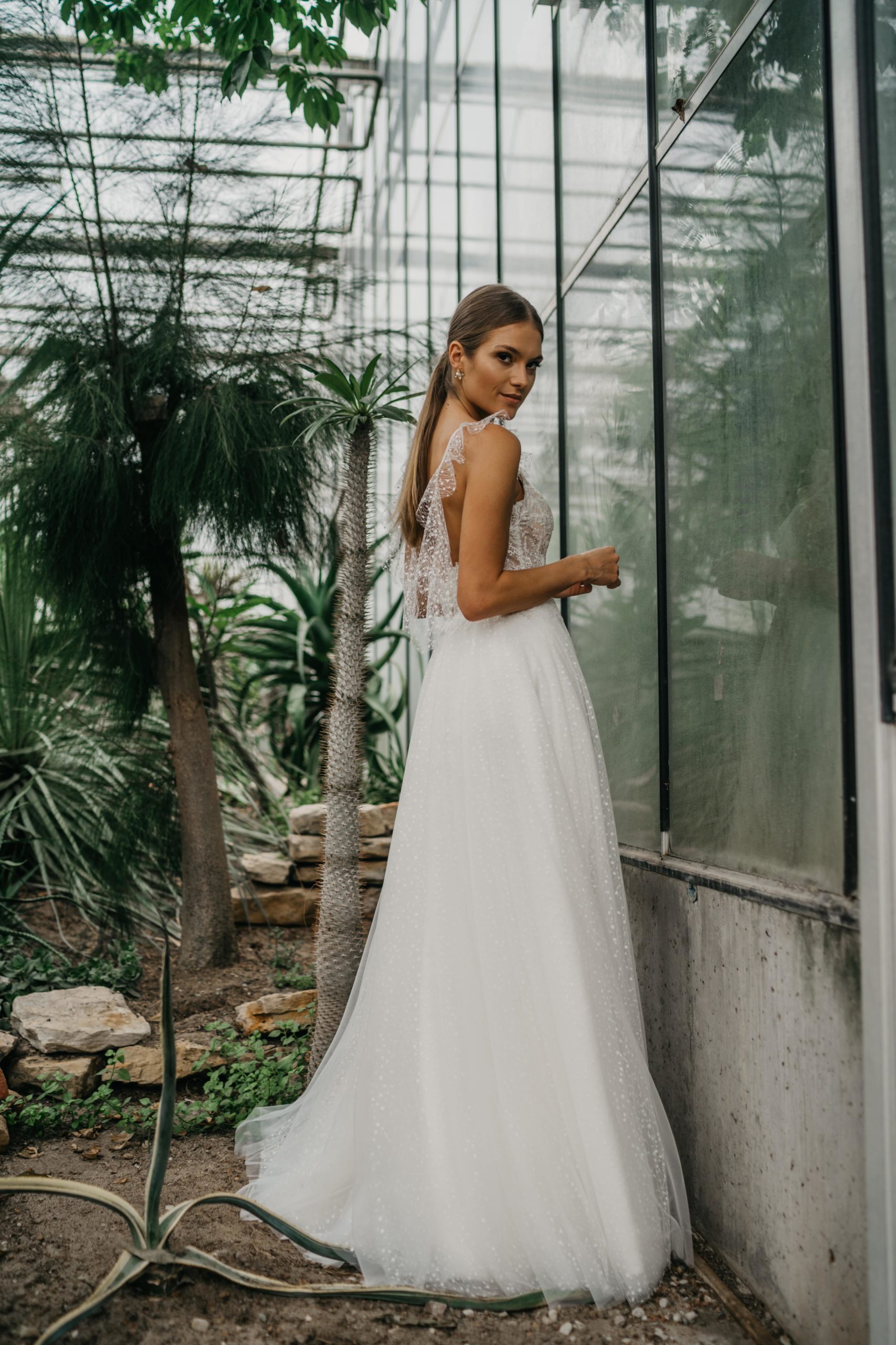 eliana kresa_brautatelier ried_beja_brautkleid_vintage_all-over-spitze_a-linie_spaghettitraeger_tuell_glitzer_ivory_ruecken_1-min