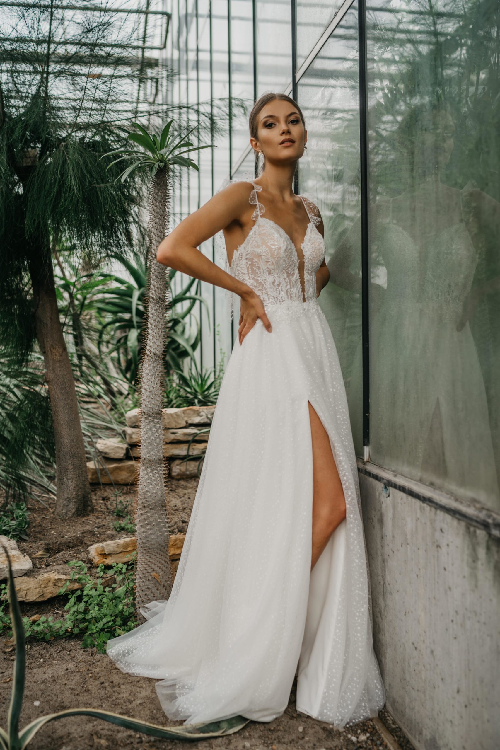 eliana kresa_brautatelier ried_beja_brautkleid_vintage_all-over-spitze_a-linie_spaghettitraeger_tuell_glitzer_ivory_vorne_1-min