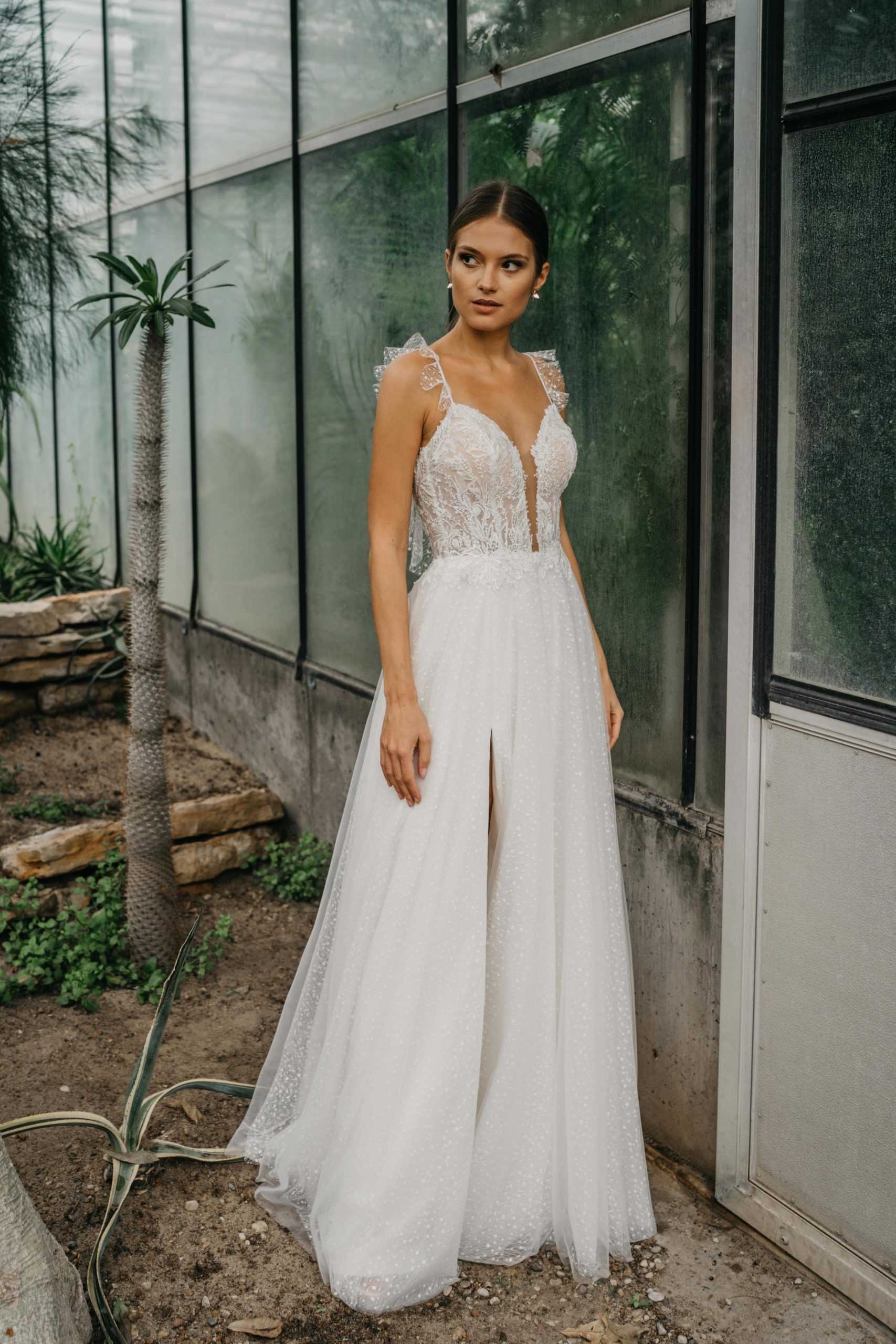 eliana kresa_brautatelier ried_beja_brautkleid_vintage_all-over-spitze_a-linie_spaghettitraeger_tuell_glitzer_ivory_vorne_2-min