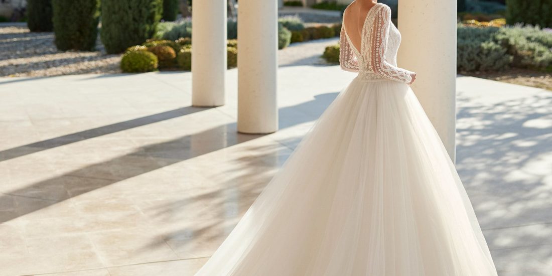 rosa clara_brautatelier ried_viggo_7A150_brautkleid_prinzessin_tuell_u-boot-ausschnitt_langarm_ivory_spitze_ruecken_1-min