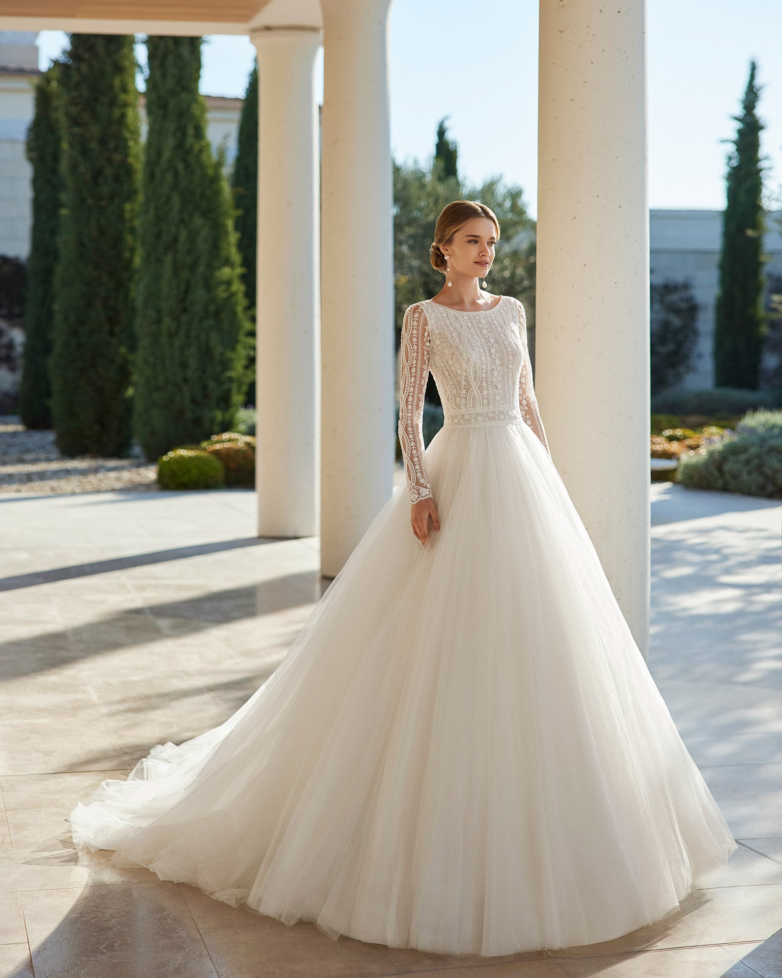 rosa clara_brautatelier ried_viggo_7A150_brautkleid_prinzessin_tuell_u-boot-ausschnitt_langarm_ivory_spitze_vorne_1-min