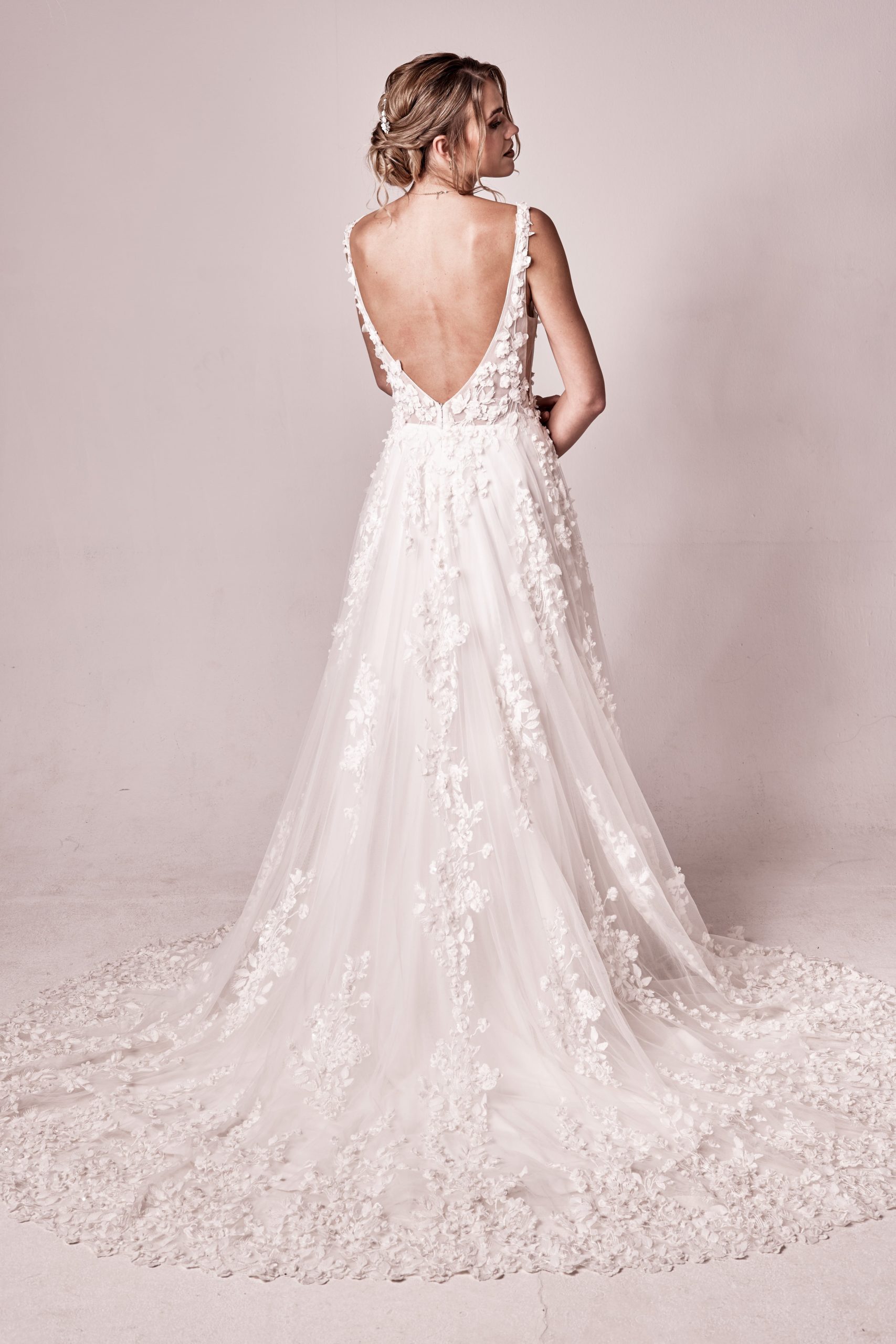 fan xia_brautatelier ried_paola_brautkleid_vintage_prinzessin_tuell_alloverspitze_v-ausschnitt_ivory_ruecken_1-min