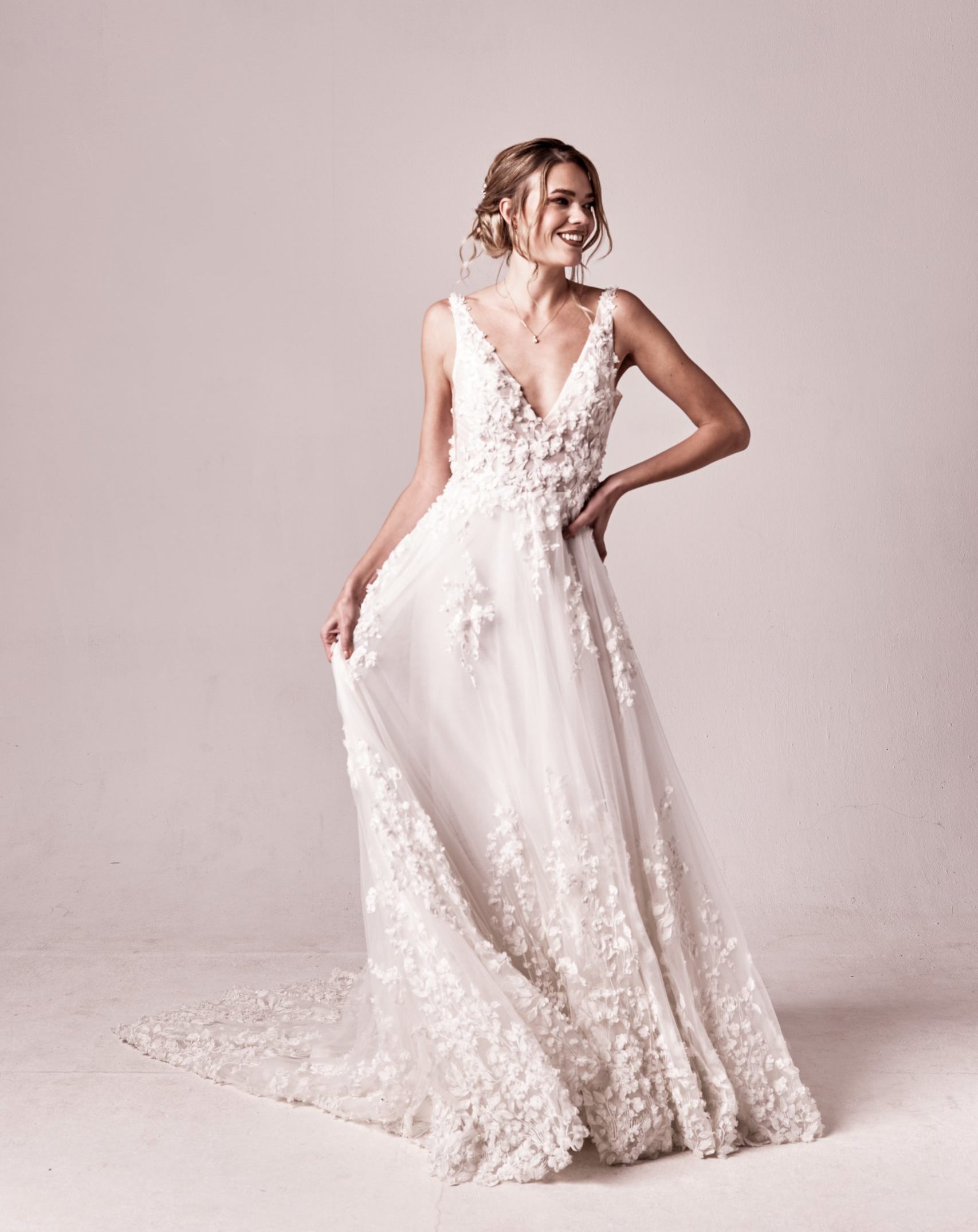 fan xia_brautatelier ried_paola_brautkleid_vintage_prinzessin_tuell_alloverspitze_v-ausschnitt_ivory_vorne_1-min