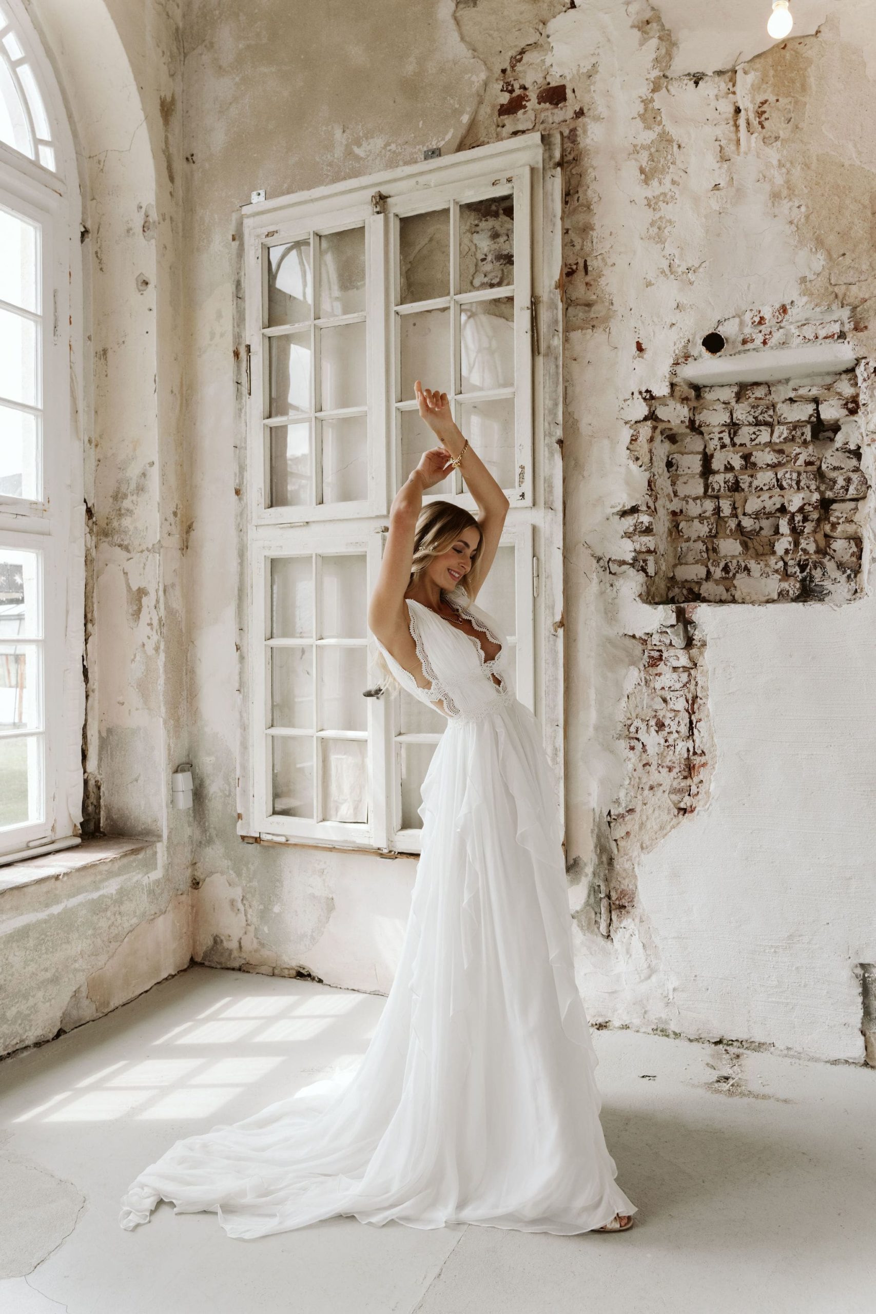malee_brautatelier ried_bahar_brautkleid_boho_chiffon_spitze_v-ausschnitt_ivory_details_1-min