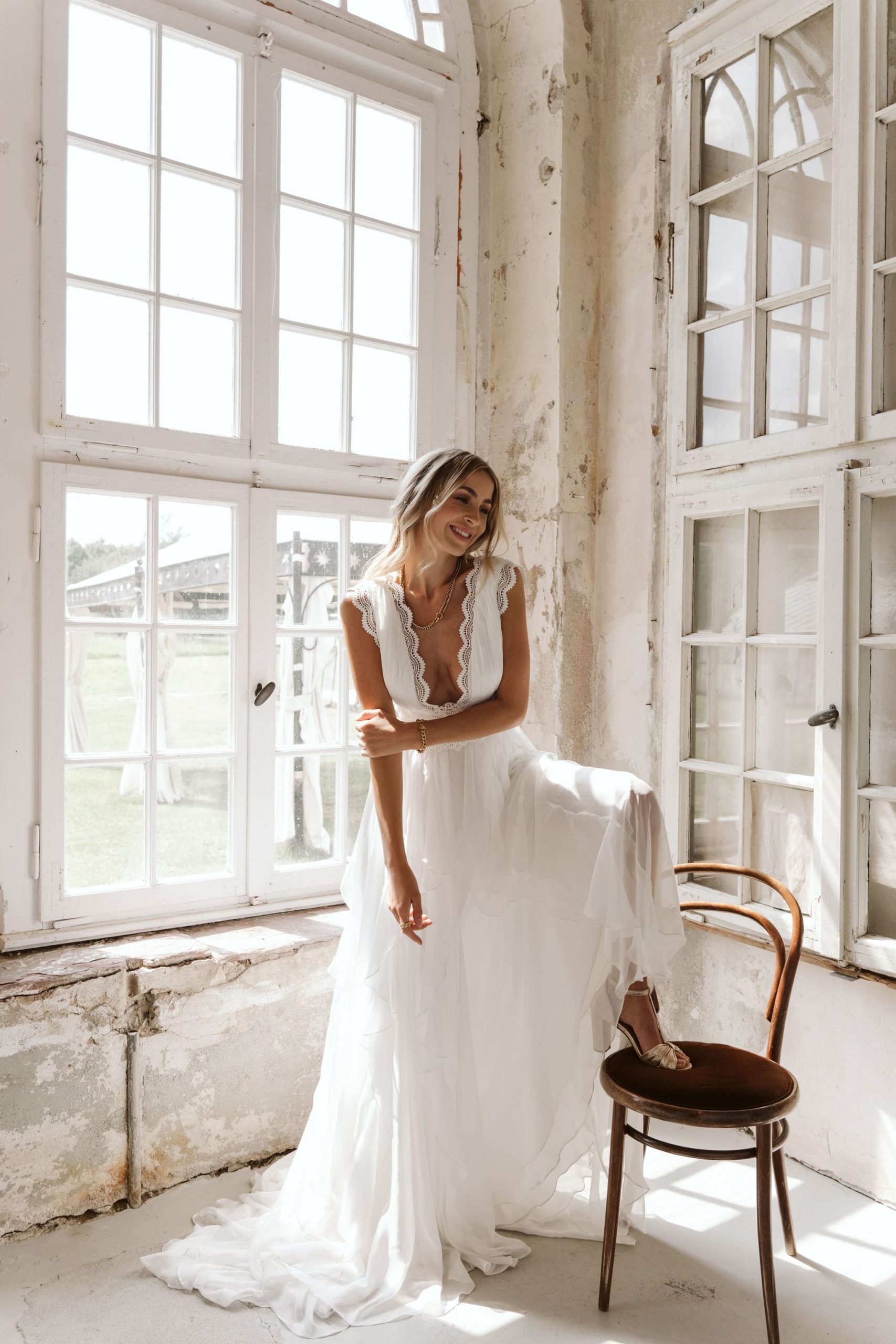 malee_brautatelier ried_bahar_brautkleid_boho_chiffon_spitze_v-ausschnitt_ivory_details_3-min