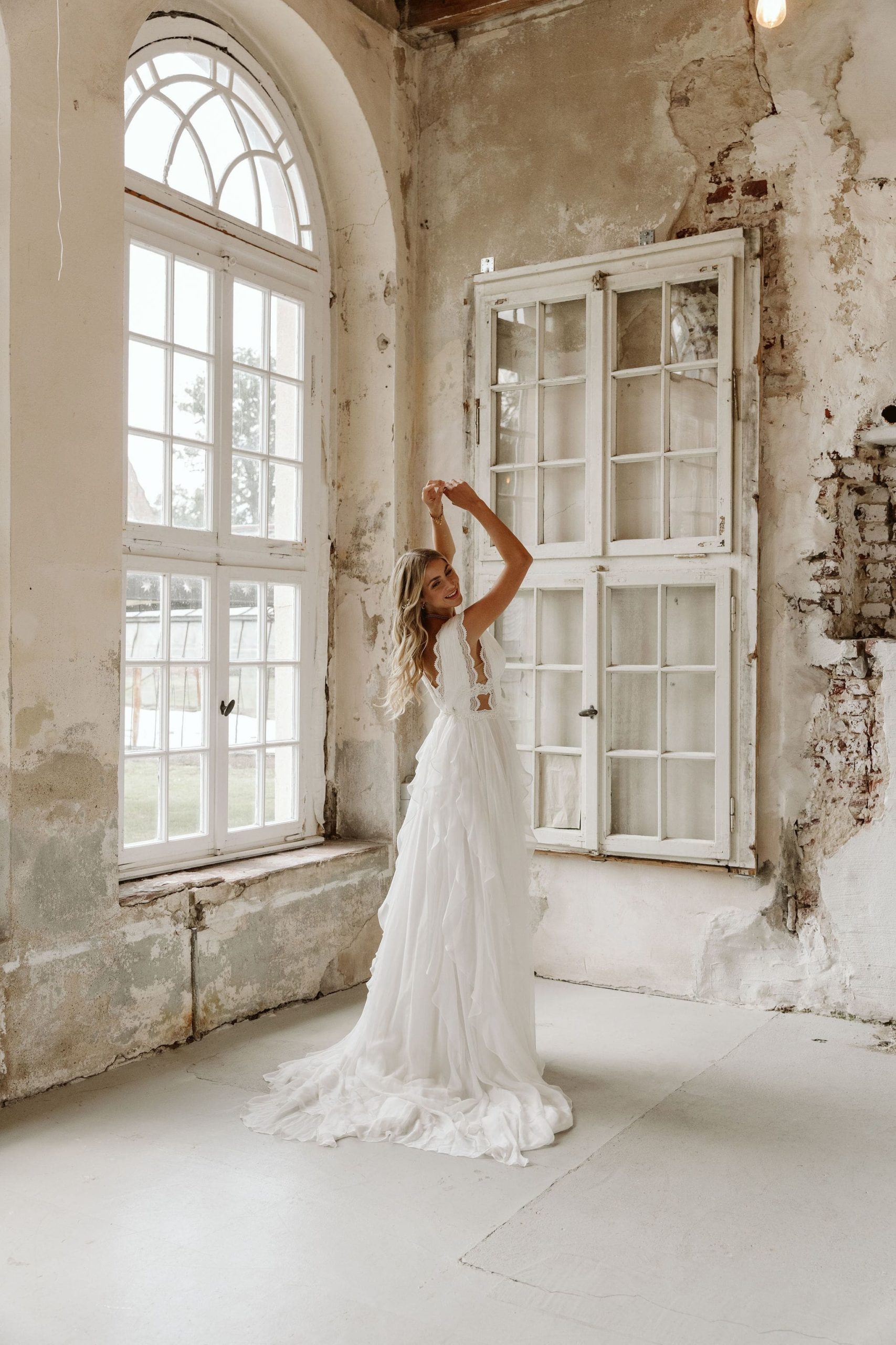 malee_brautatelier ried_bahar_brautkleid_boho_chiffon_spitze_v-ausschnitt_ivory_ruecken_1-min