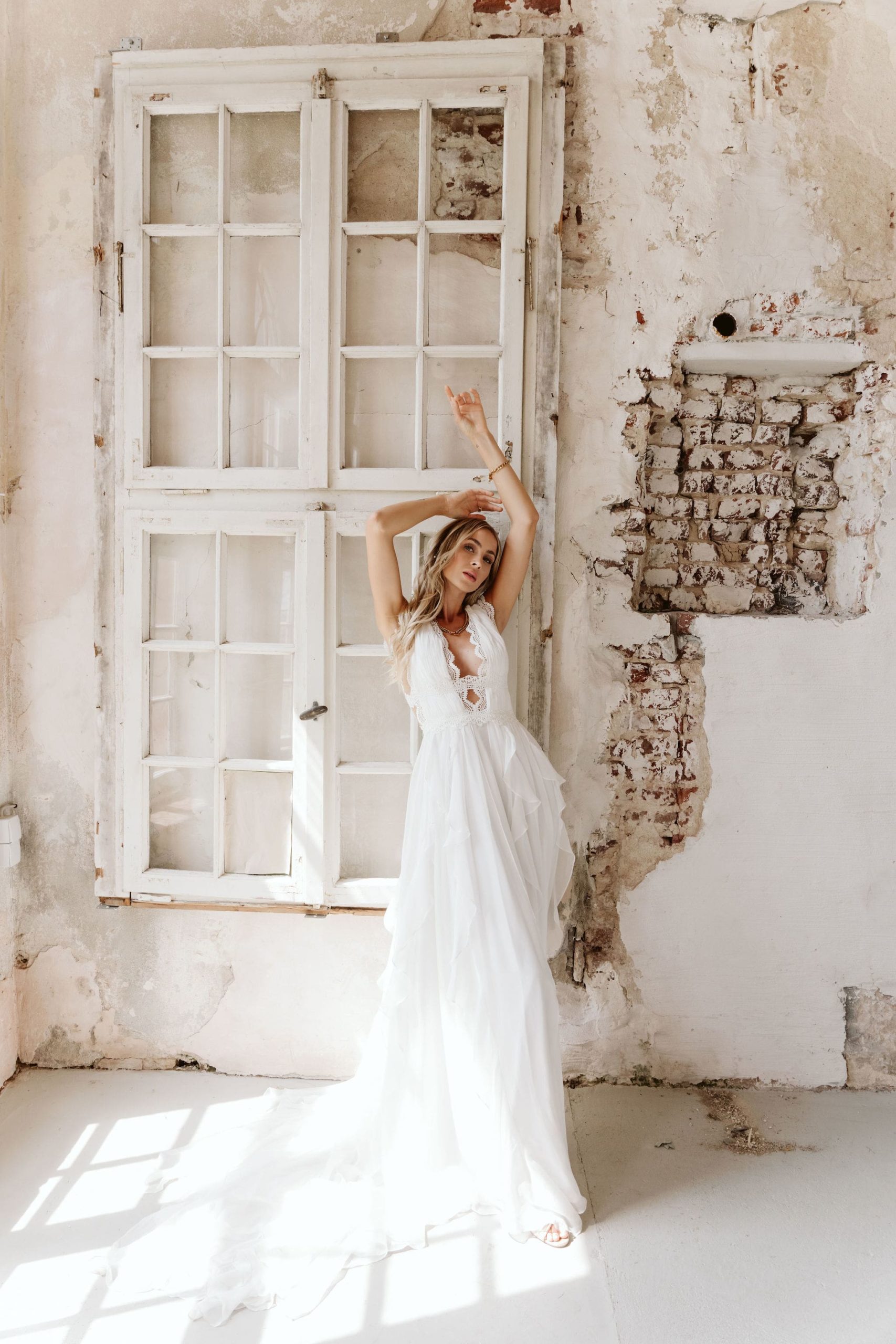 malee_brautatelier ried_bahar_brautkleid_boho_chiffon_spitze_v-ausschnitt_ivory_vorne_3-min