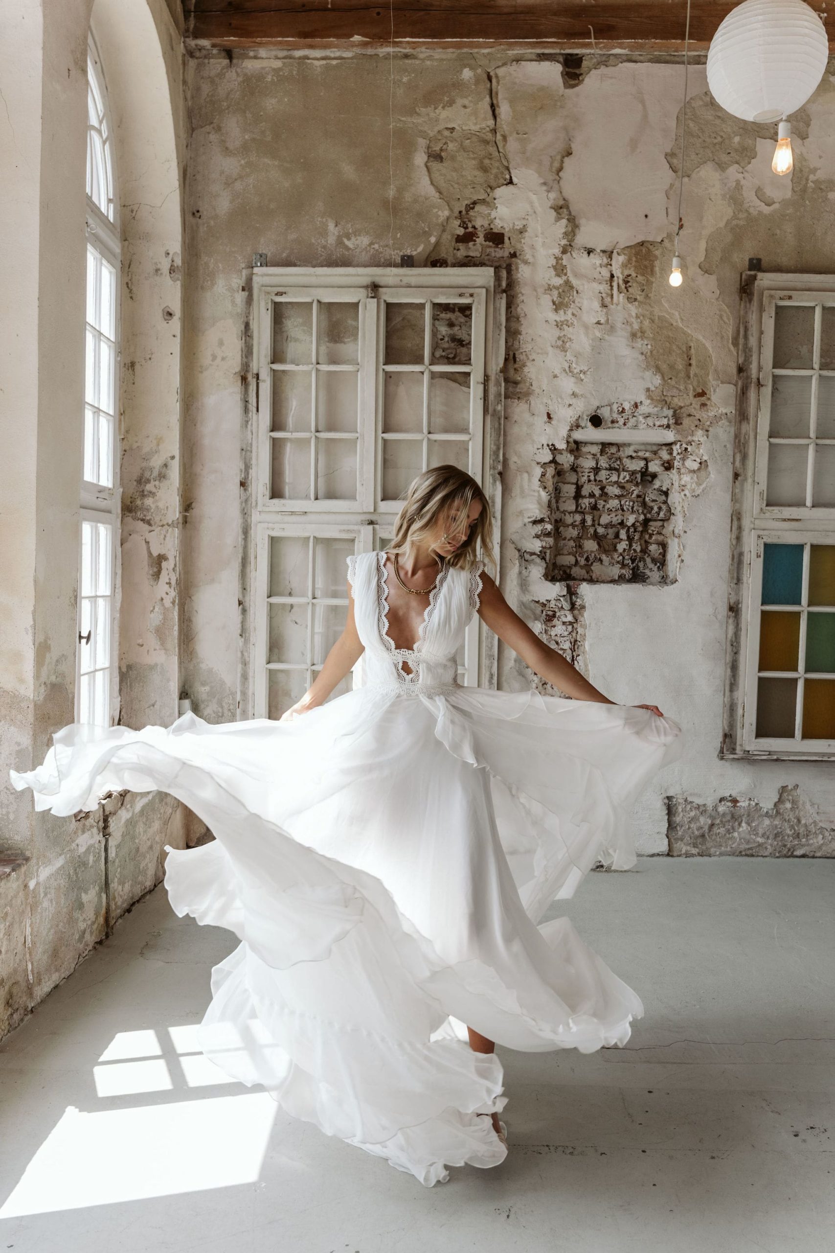 malee_brautatelier ried_bahar_brautkleid_boho_chiffon_spitze_v-ausschnitt_ivory_vorne_4-min