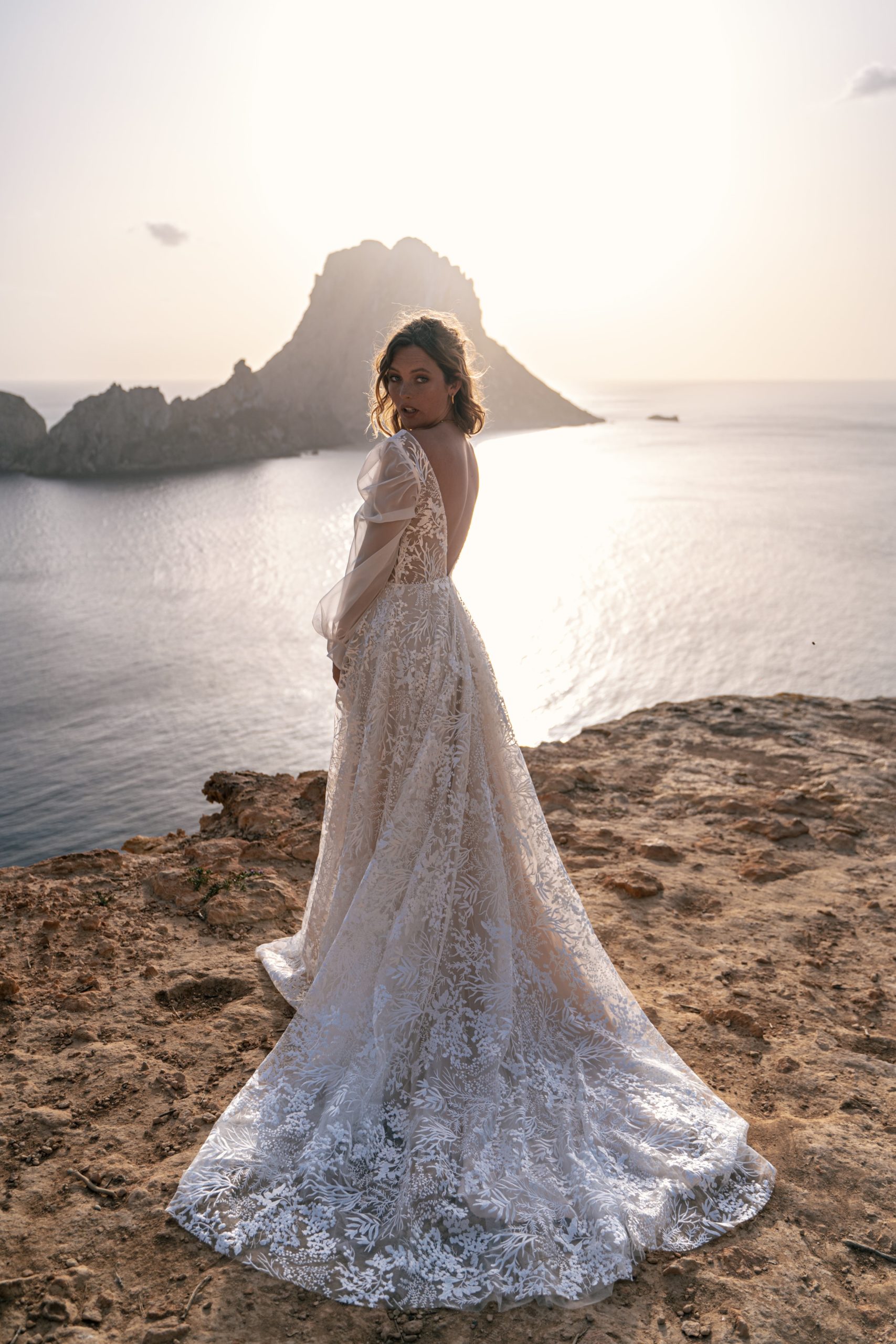 malee_brautatelier ried_chia_brautkleid_vintage_tuell_alloverspitze_abnehmbare aermeln_ivory-sand_ruecken_1-min