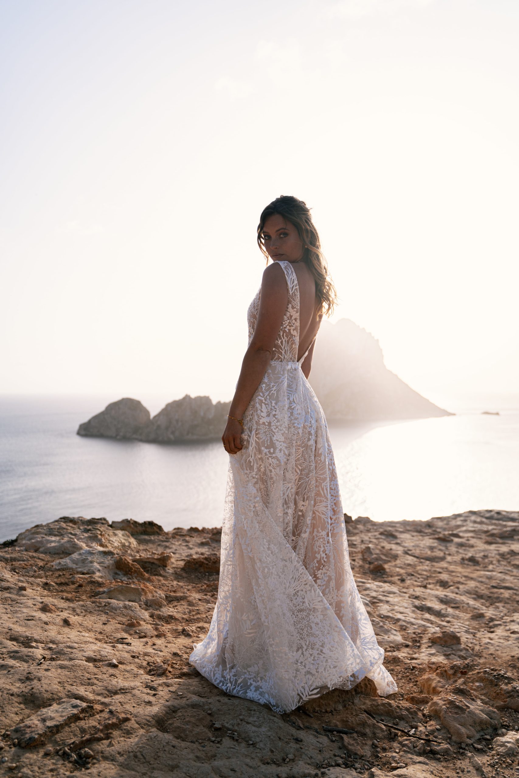 malee_brautatelier ried_chia_brautkleid_vintage_tuell_alloverspitze_abnehmbare aermeln_ivory-sand_ruecken_2-min