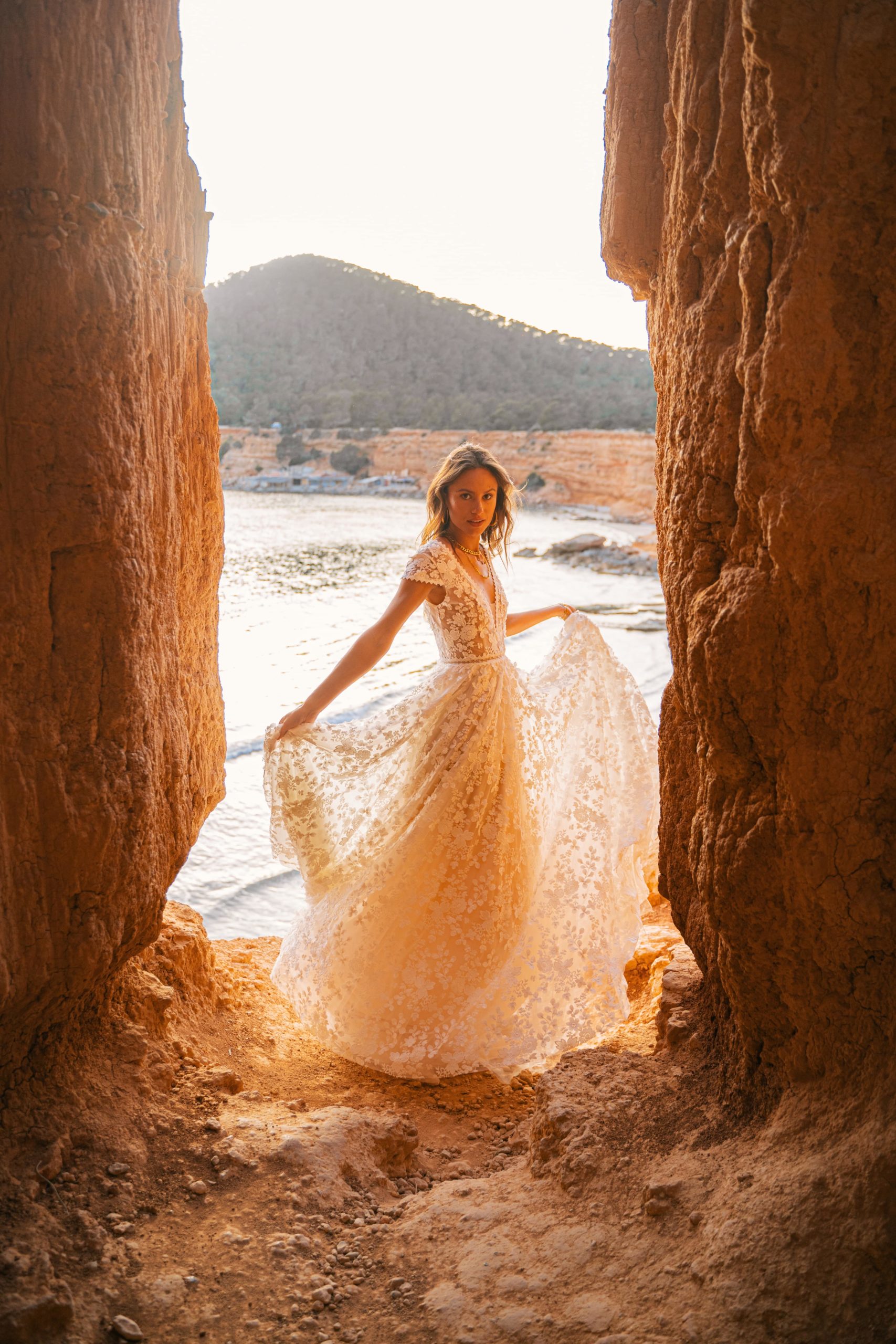 malee_brautatelier ried_cielo_brautkleid_vintage_alloverspitze_tuell_v-ausschnitt_ivory_sand_details_2-min