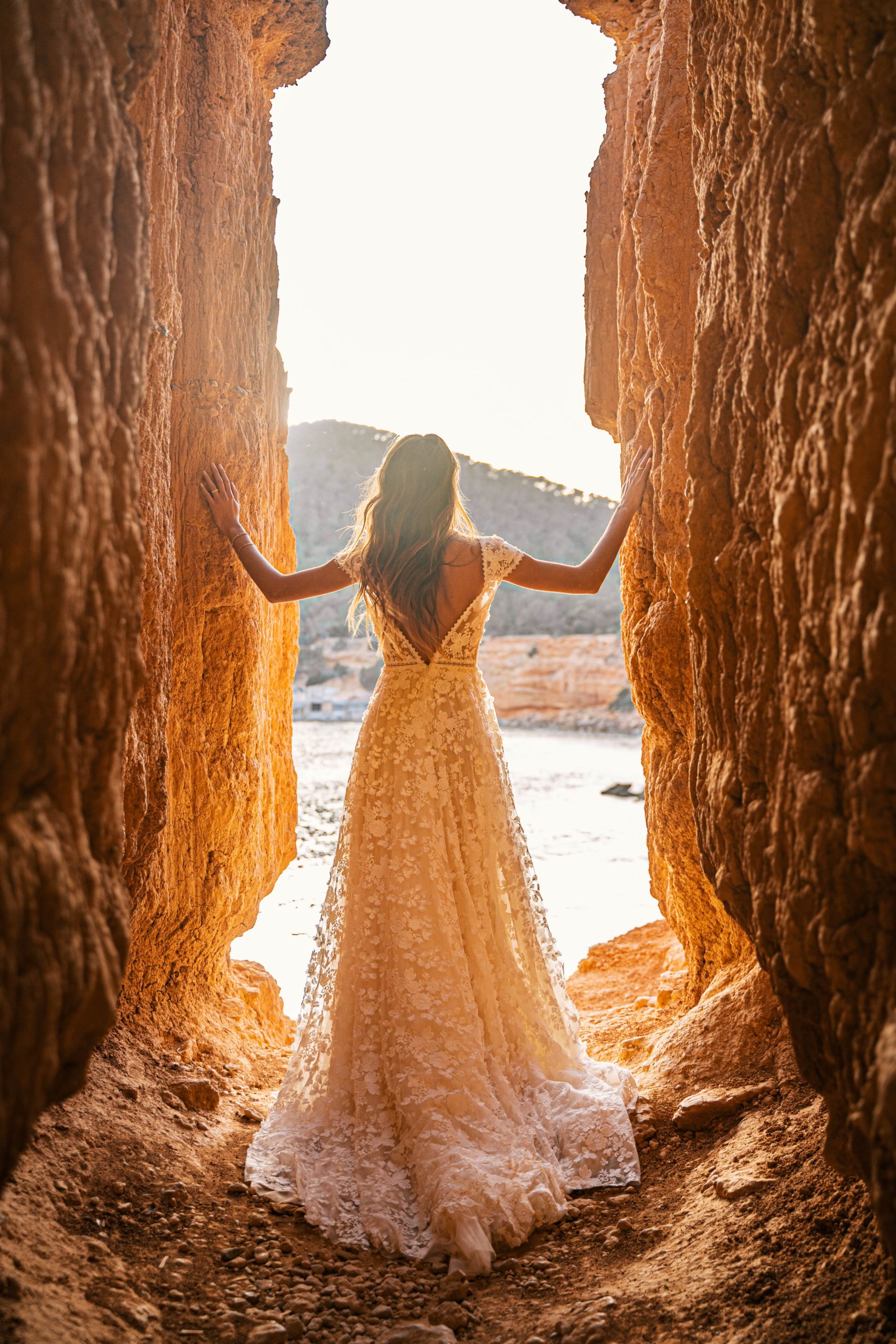malee_brautatelier ried_cielo_brautkleid_vintage_alloverspitze_tuell_v-ausschnitt_ivory_sand_ruecken_1-min