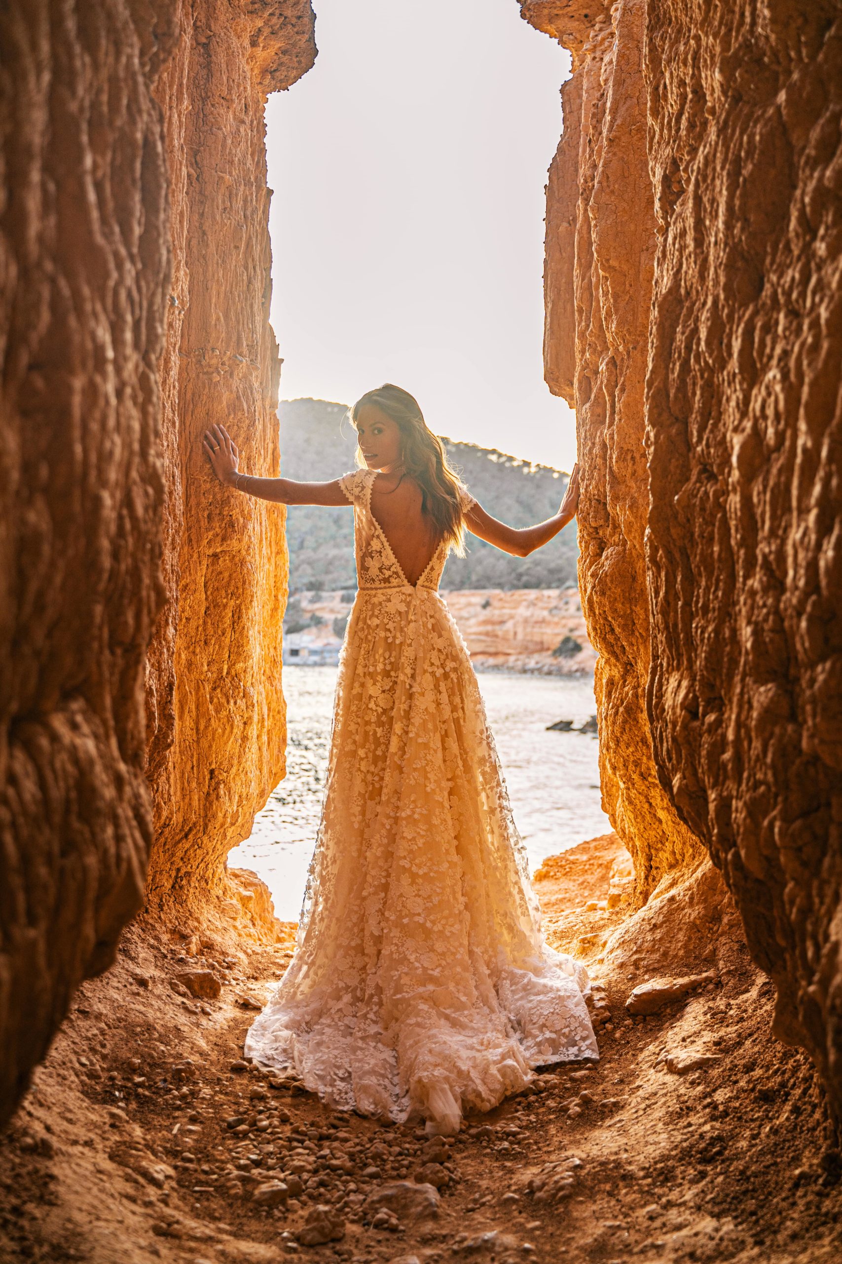 malee_brautatelier ried_cielo_brautkleid_vintage_alloverspitze_tuell_v-ausschnitt_ivory_sand_ruecken_2-min