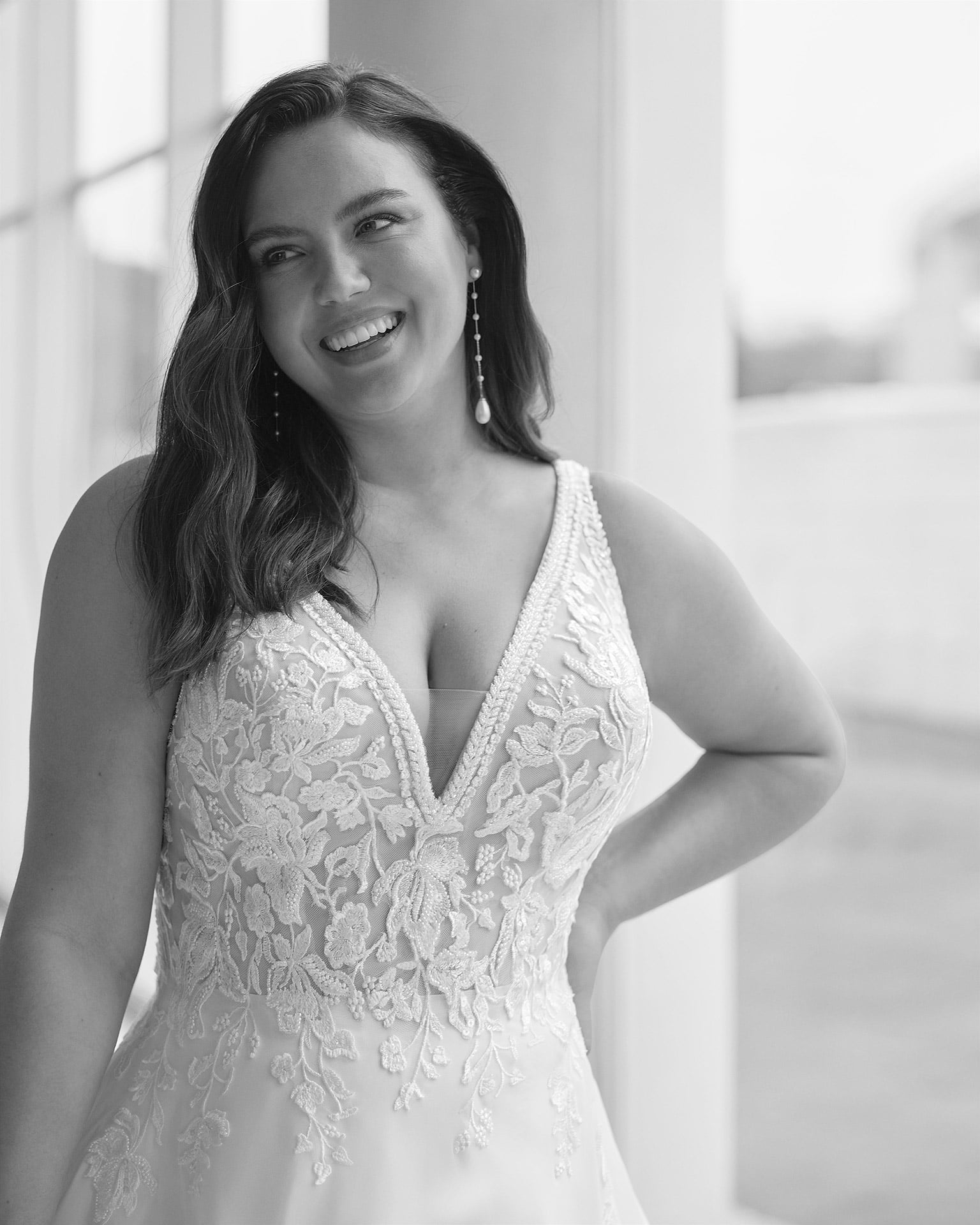 martha blanc_brautatelier ried_maiya_7I102_brautkleid_curvy_a-linie_chiffon_spitze_strass_v-ausschnitt_ivory_details_1-min