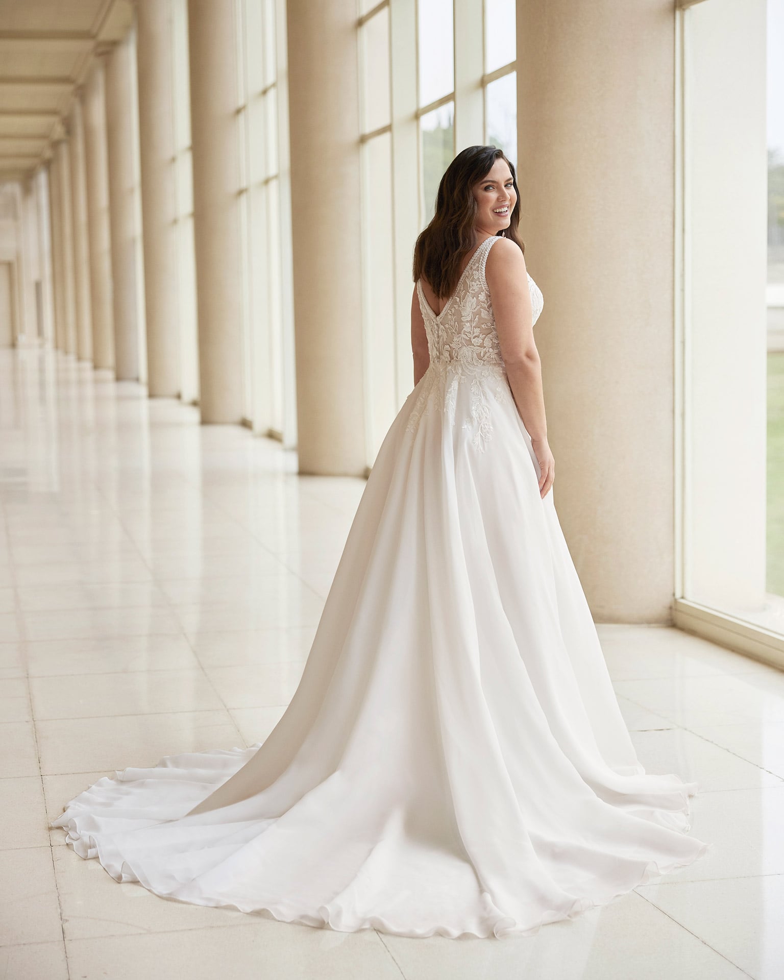 martha blanc_brautatelier ried_maiya_7I102_brautkleid_curvy_a-linie_chiffon_spitze_strass_v-ausschnitt_ivory_ruecken_1-min