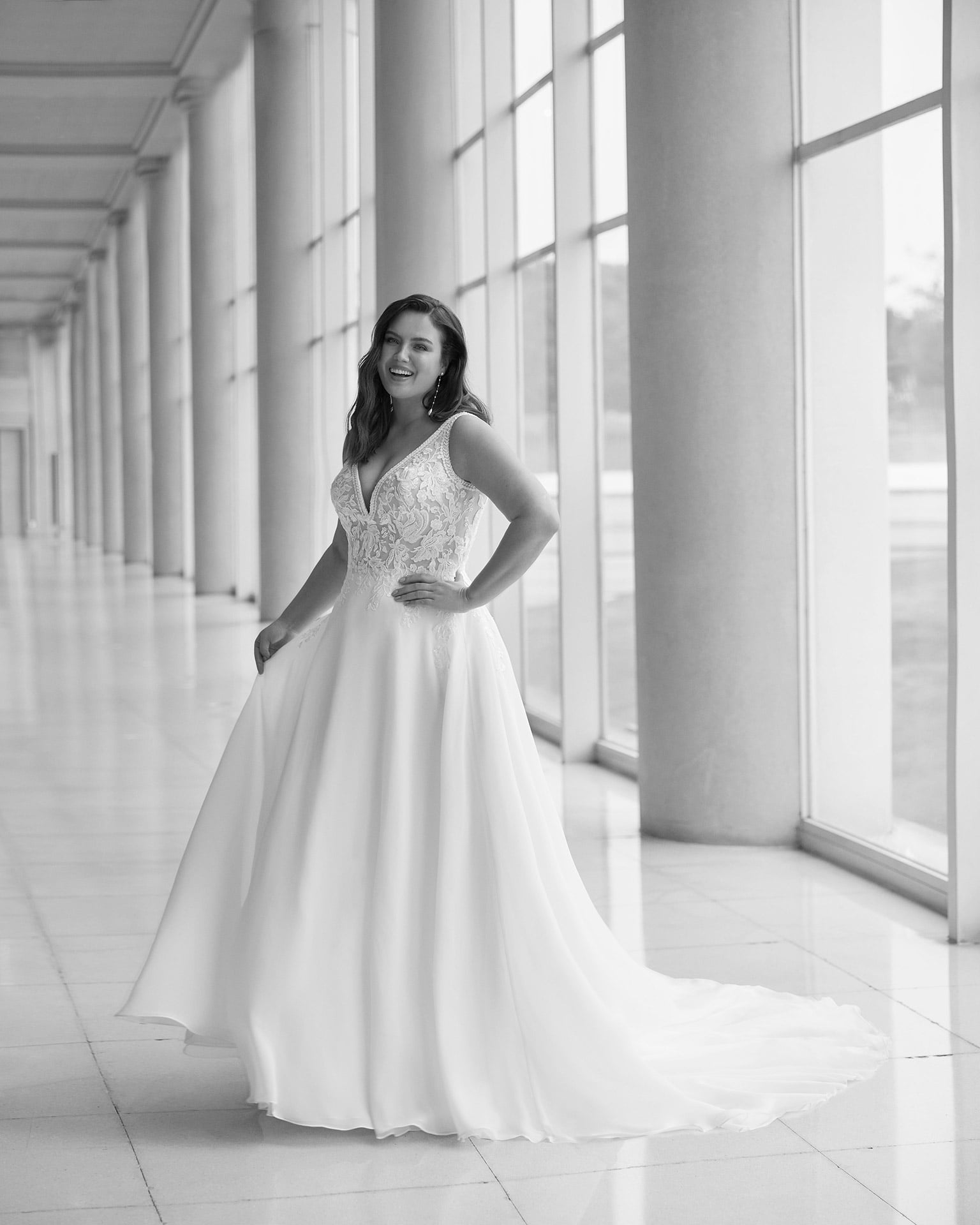 martha blanc_brautatelier ried_maiya_7I102_brautkleid_curvy_a-linie_chiffon_spitze_strass_v-ausschnitt_ivory_vorne_1-min