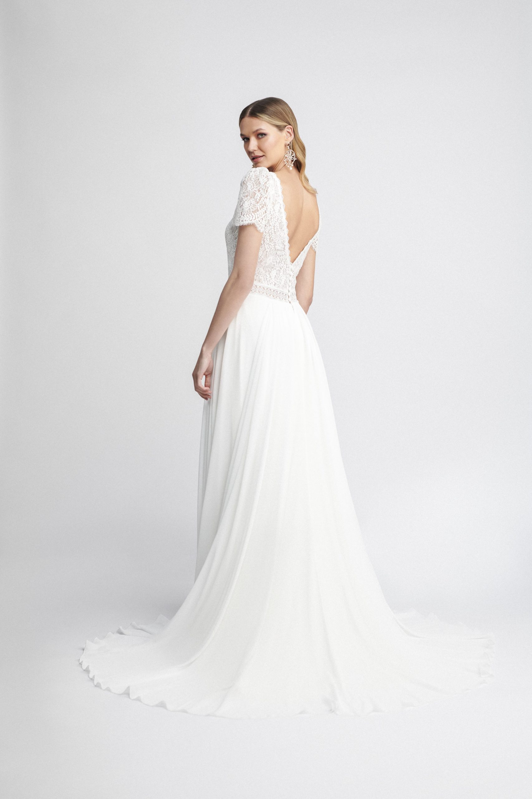 marylise_brautatelier ried_babette_brautkleid_boho_vintage_softtuell_spitze_ruecken_1-min