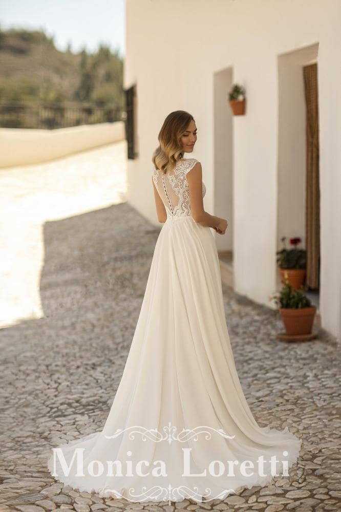 monica loretti_brautatelier ried_8222_brautkleid_boho_chiffon_spitze_ivory_nude_ruecken_1-min
