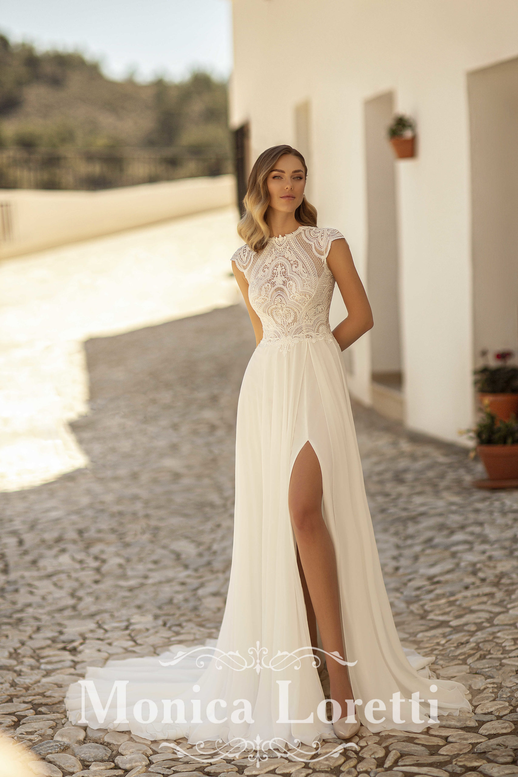 monica loretti_brautatelier ried_8222_brautkleid_boho_chiffon_spitze_ivory_nude_vorne_1-min