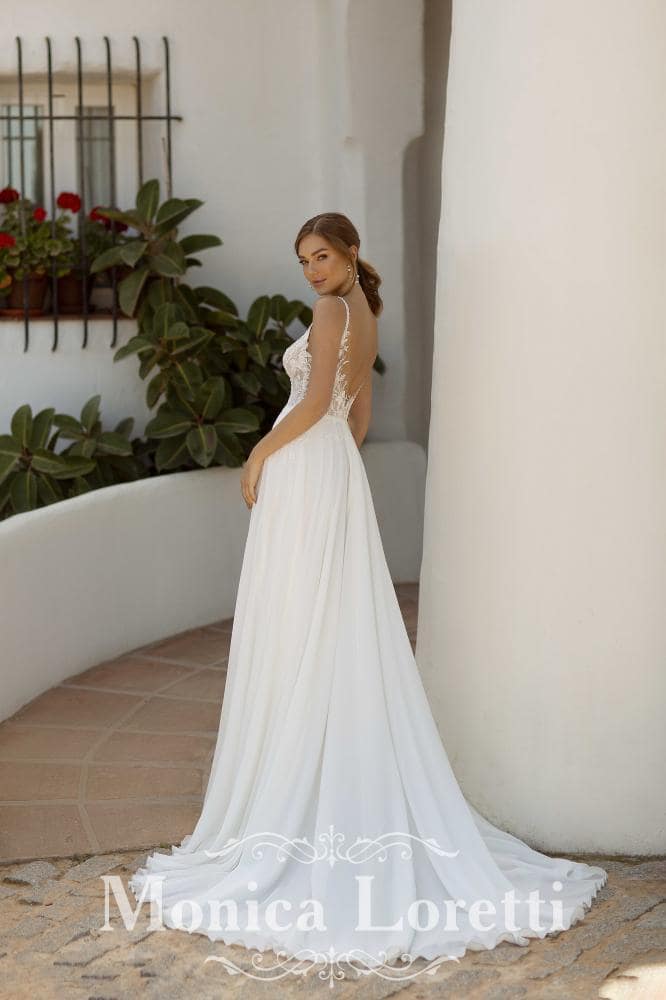 monica loretti_brautatelier ried_8228_brautkleid_vintage_chiffon_spitze_v-ausschnitt_ivory_nude_ruecken_1-min
