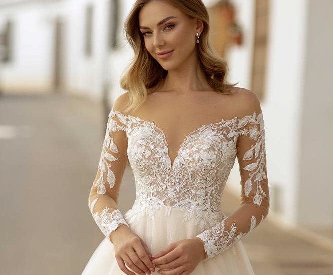 monica loretti_brautatelier ried_8231_brautkleid_prinzessin_glitzertuell_spitze_langarm_capp._ivory_nude_details_1-min