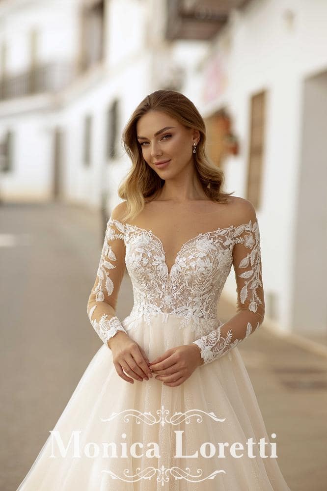 monica loretti_brautatelier ried_8231_brautkleid_prinzessin_glitzertuell_spitze_langarm_capp._ivory_nude_details_1-min
